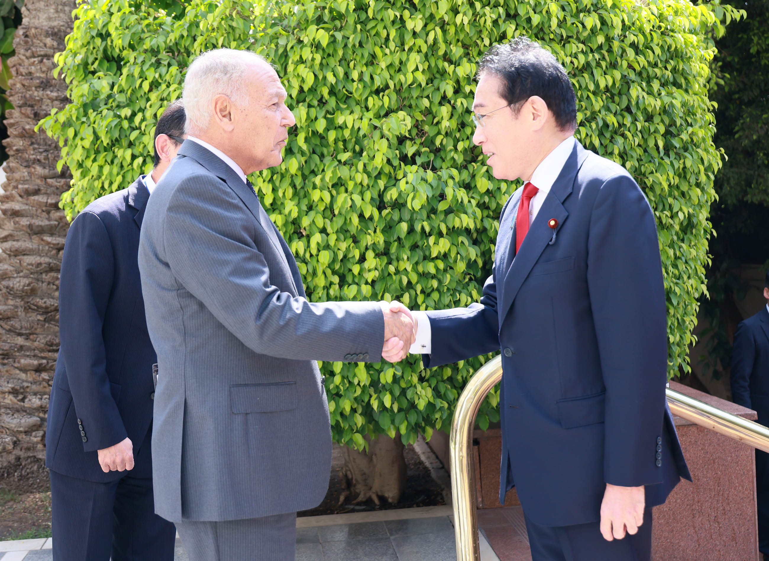 アブルゲイト・アラブ連盟事務総長による出迎えを受ける岸田総理