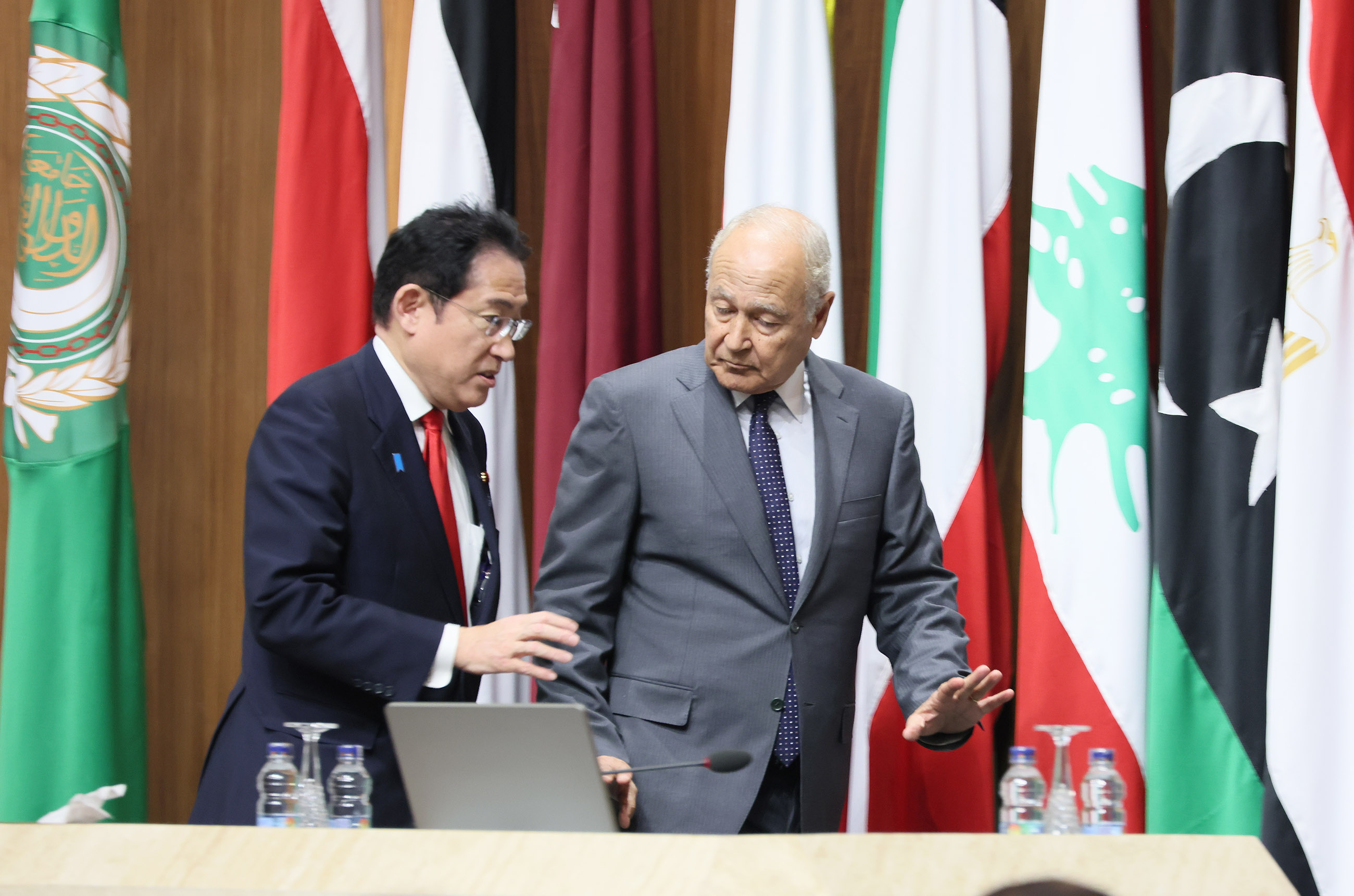 アラブ連盟常駐代表へ挨拶をする岸田総理５