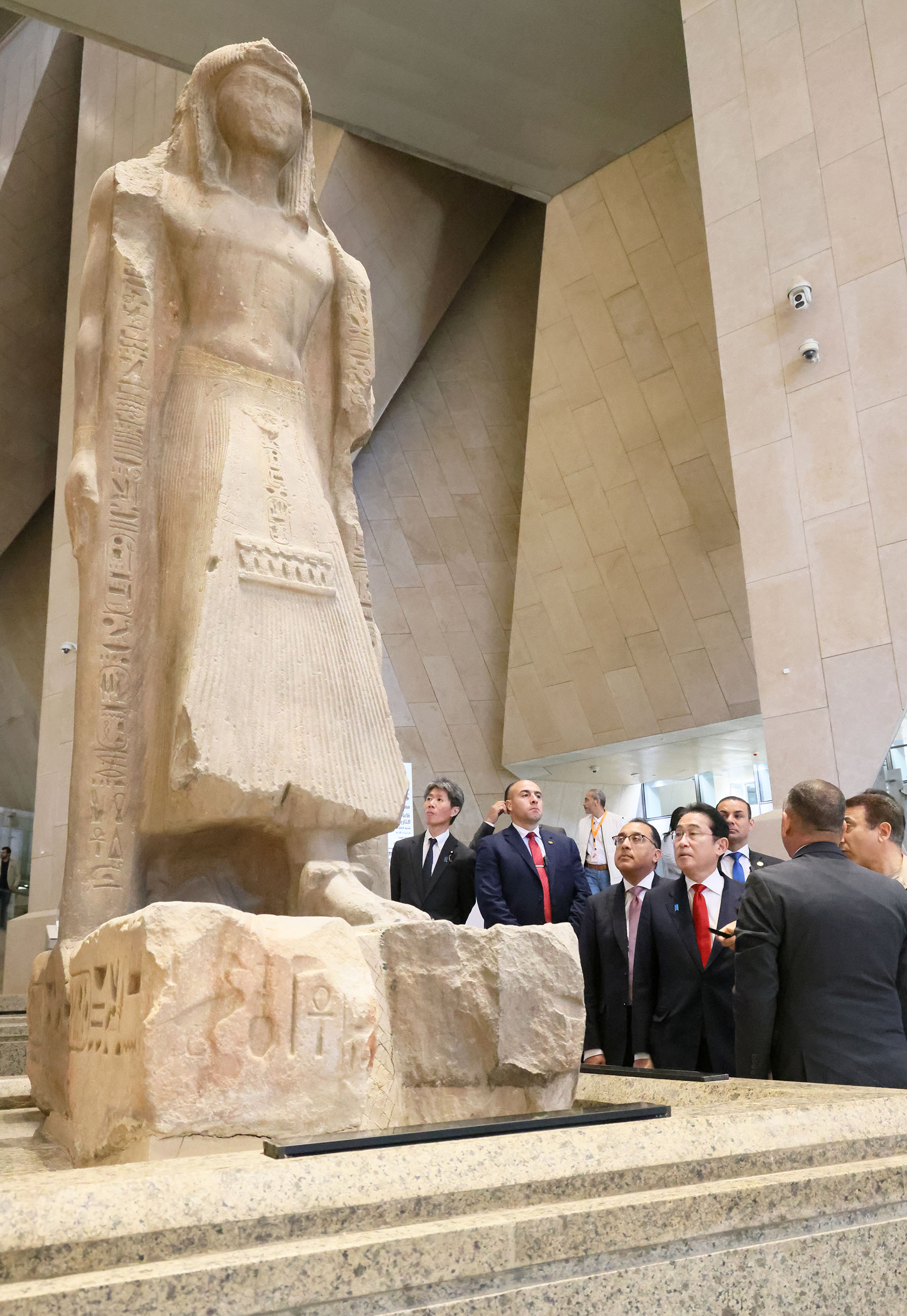 大エジプト博物館を視察する岸田総理１