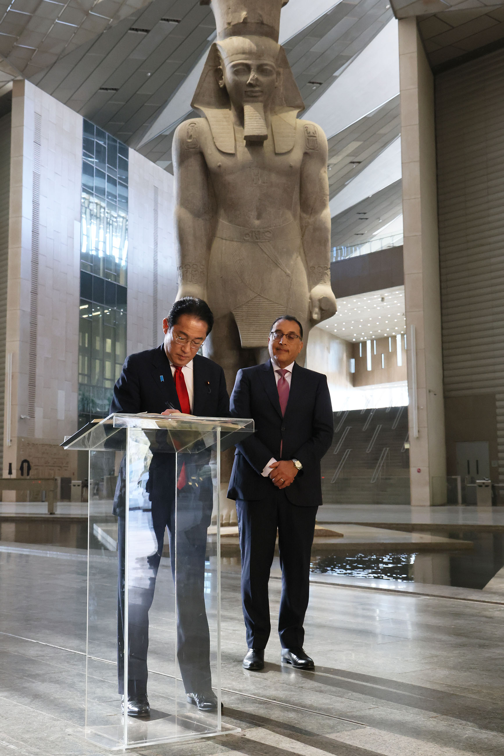 大エジプト博物館を視察する岸田総理２