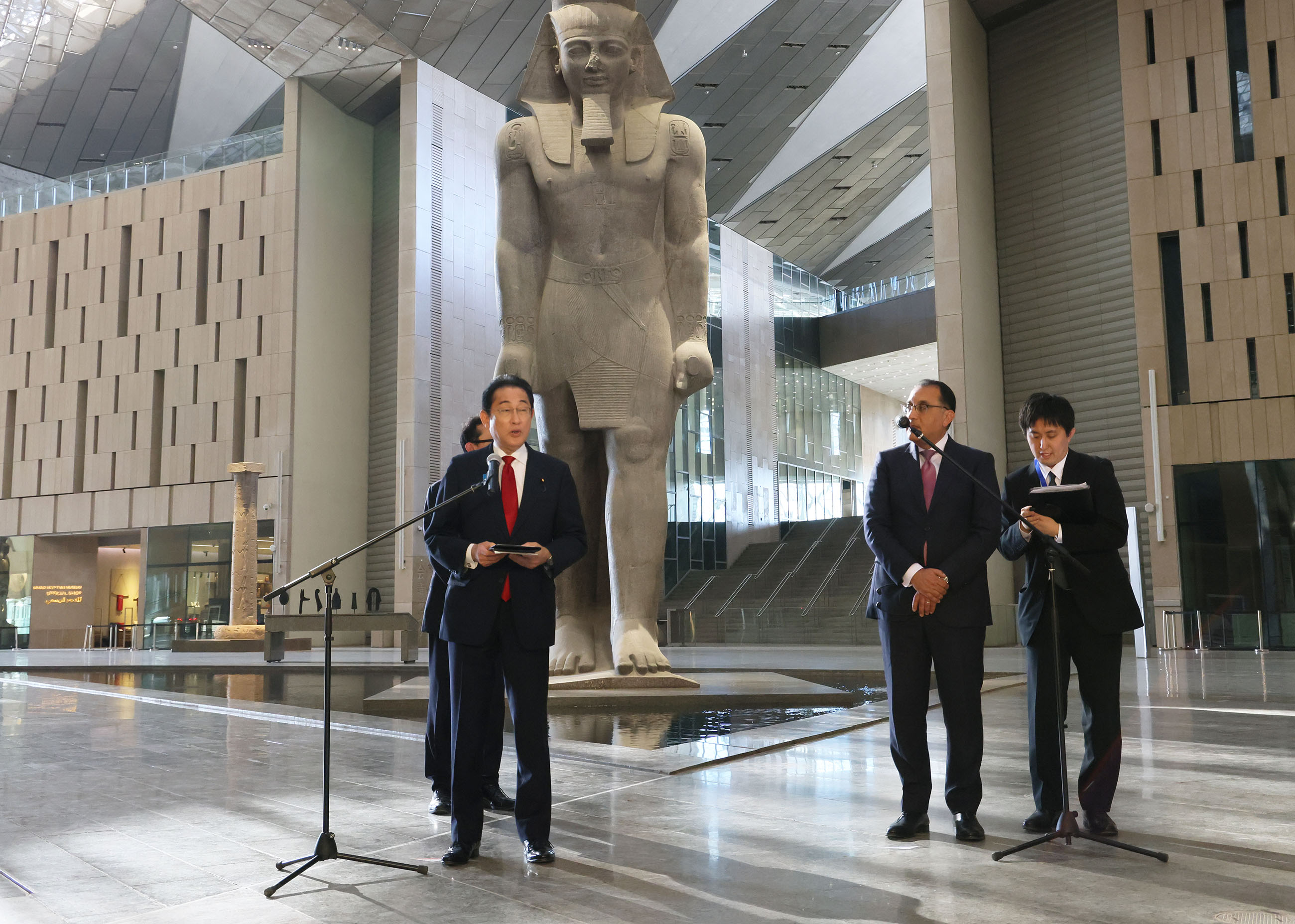 大エジプト博物館を視察する岸田総理３