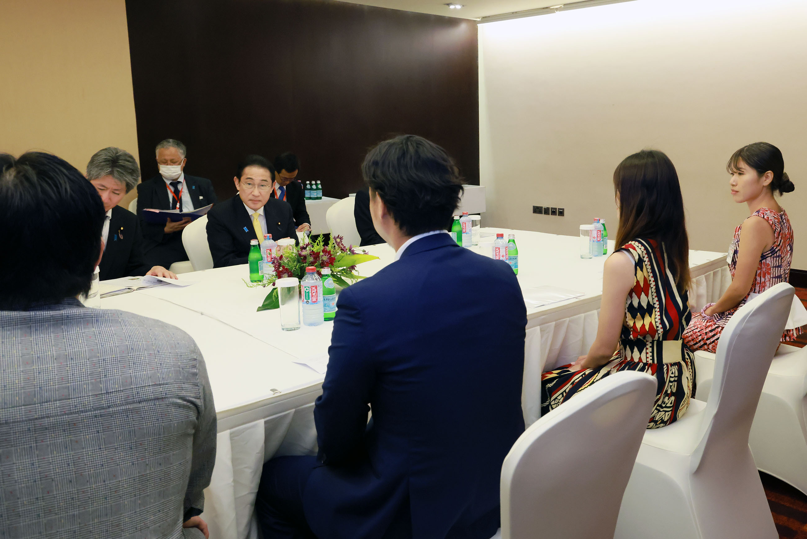 JICA海外協力隊及び若手起業家による表敬を受ける岸田総理３