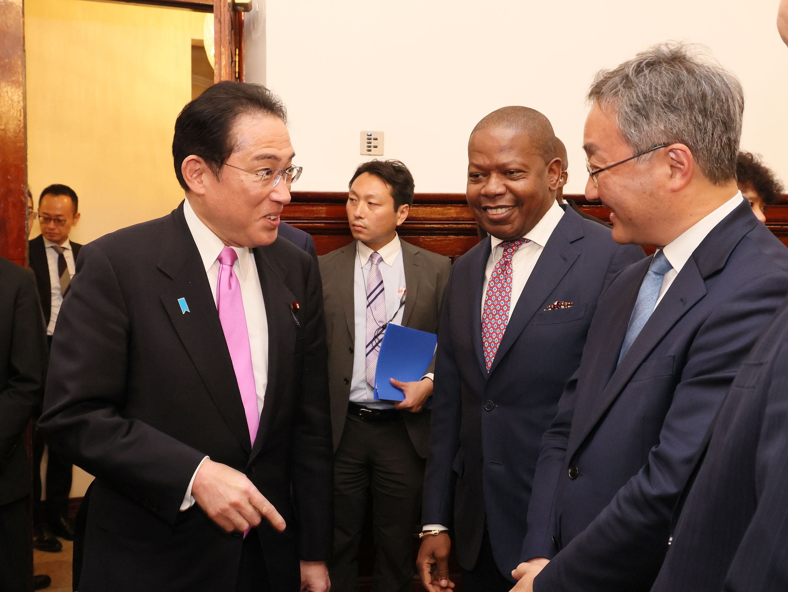 日モザンビーク経済界交流会で出迎えを受ける岸田総理