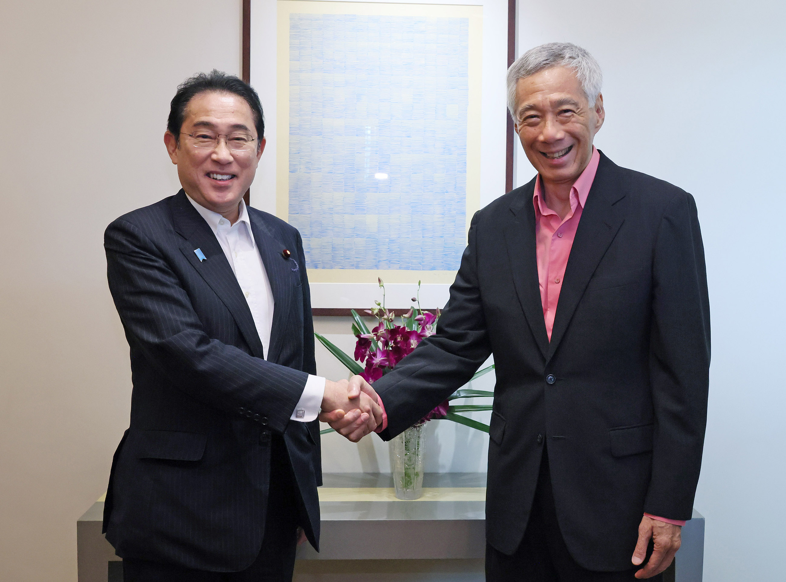 リー・シェンロン首相による出迎えを受ける岸田総理