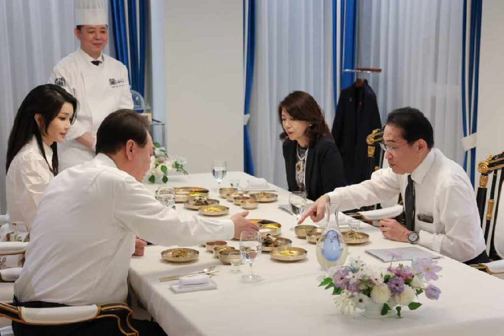 夕食会２（韓国大統領室提供）