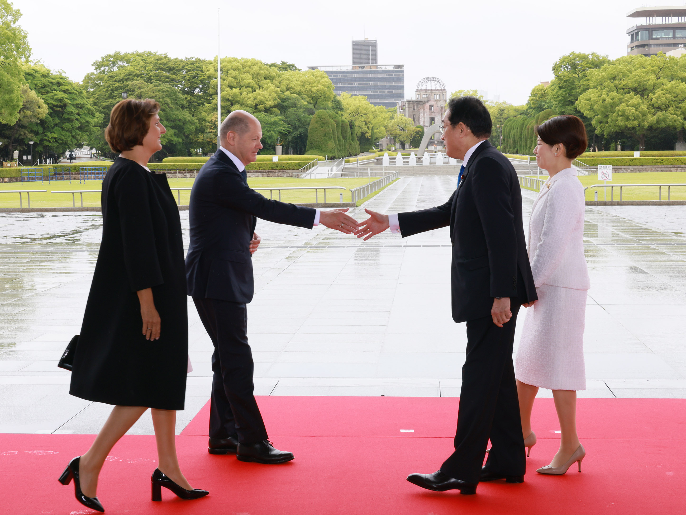 ショルツ独首相夫妻を出迎える岸田総理１