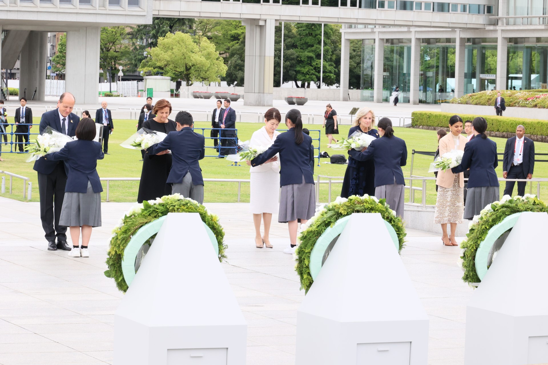 平和記念公園行事に参加する岸田裕子総理大臣夫人２（Ｇ７ホストフォト）