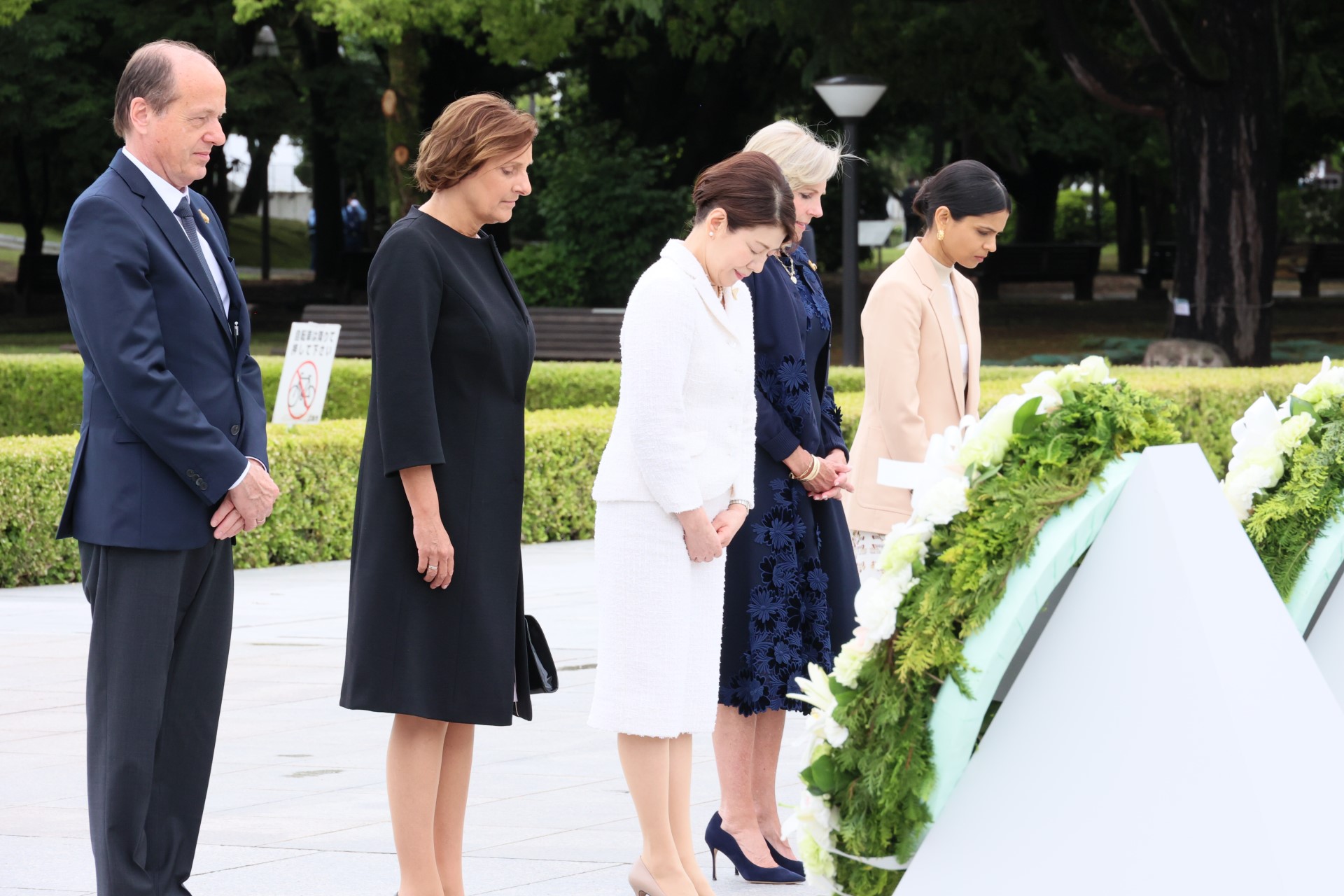 平和記念公園行事に参加する岸田裕子総理大臣夫人５（Ｇ７ホストフォト）