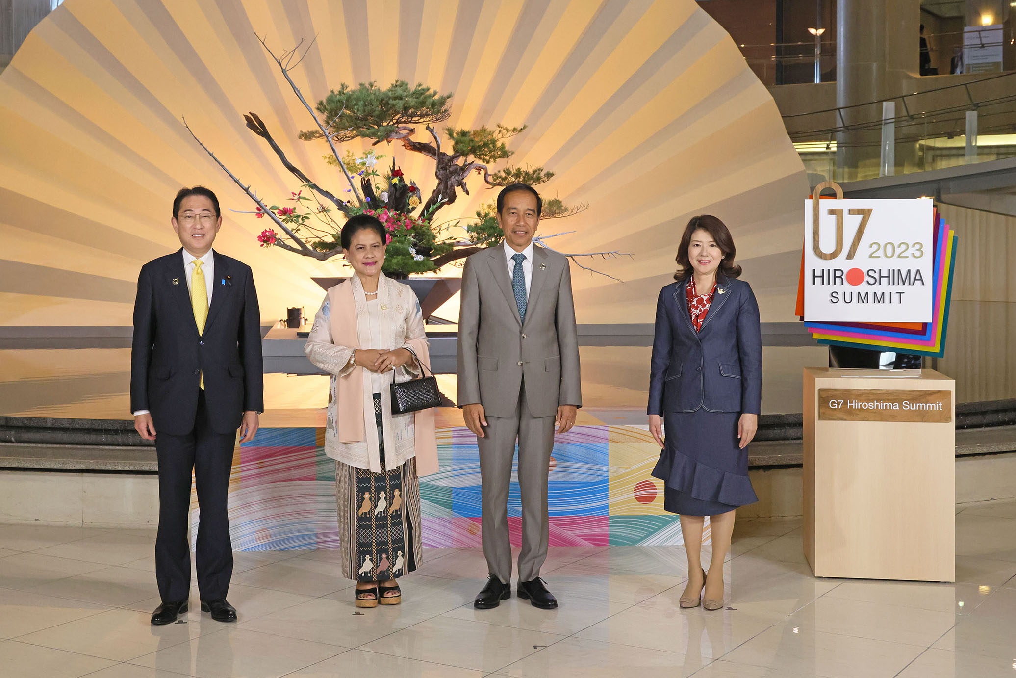 ジョコインドネシア大統領夫妻を出迎える岸田総理２