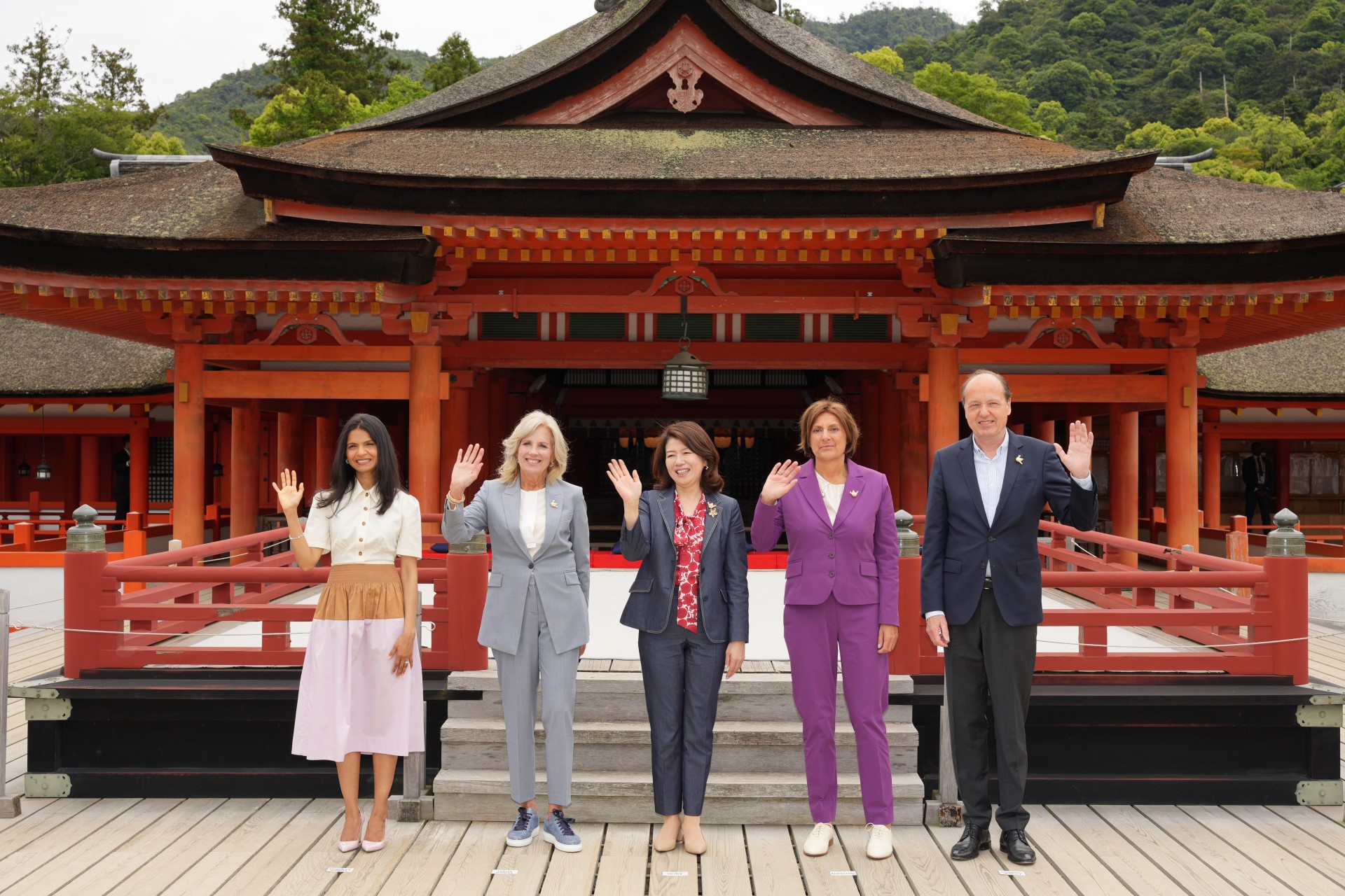 嚴島神社を訪問する岸田裕子総理大臣夫人３（Ｇ７ホストフォト）