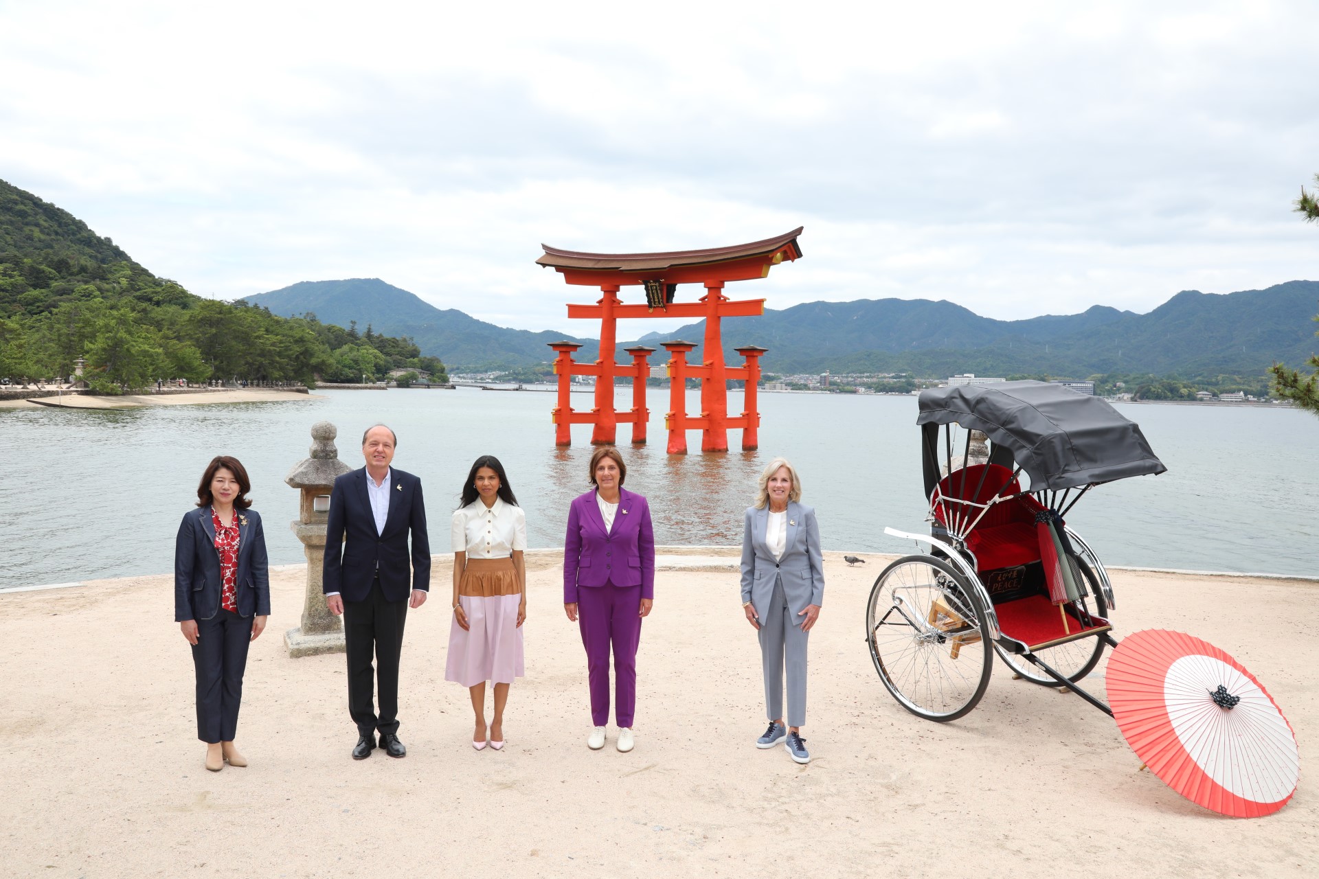 嚴島神社を訪問する岸田裕子総理大臣夫人４（Ｇ７ホストフォト）