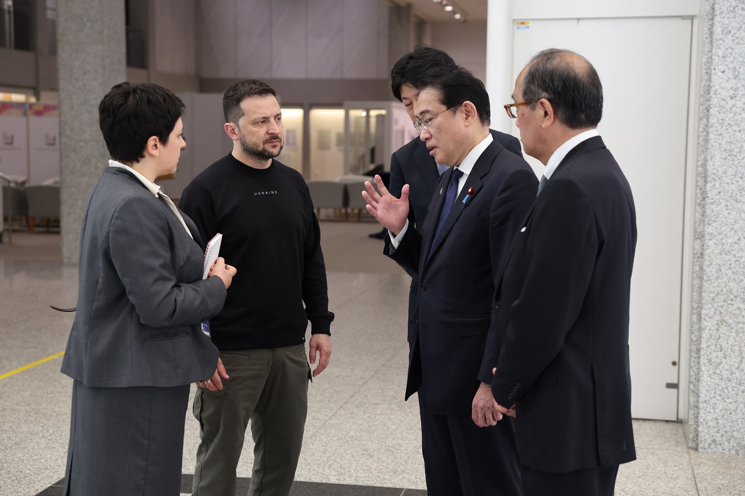 平和記念資料館を訪問する岸田総理（Ｇ７ホストフォト）