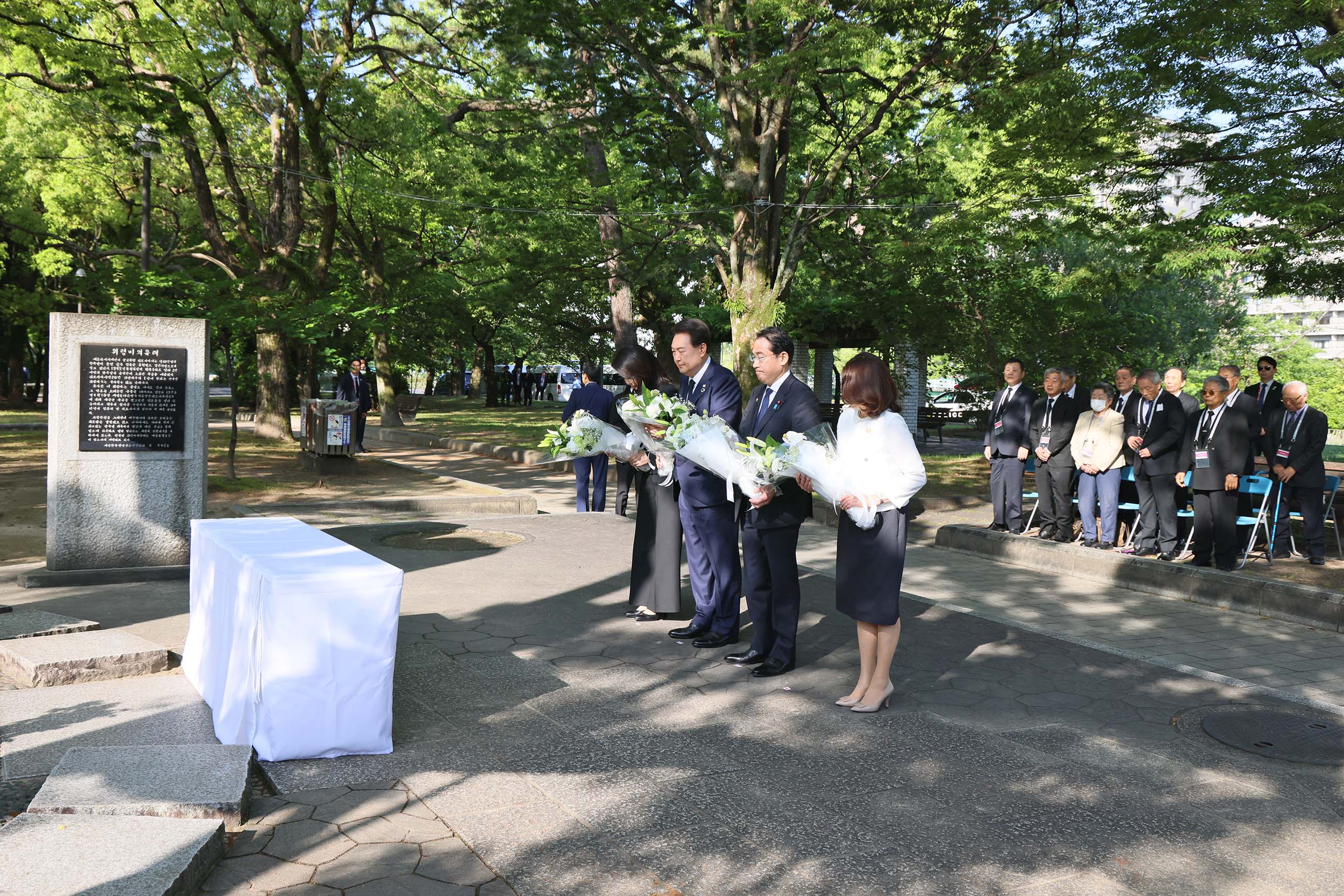 韓国人原爆犠牲者慰霊碑に献花する岸田総理１