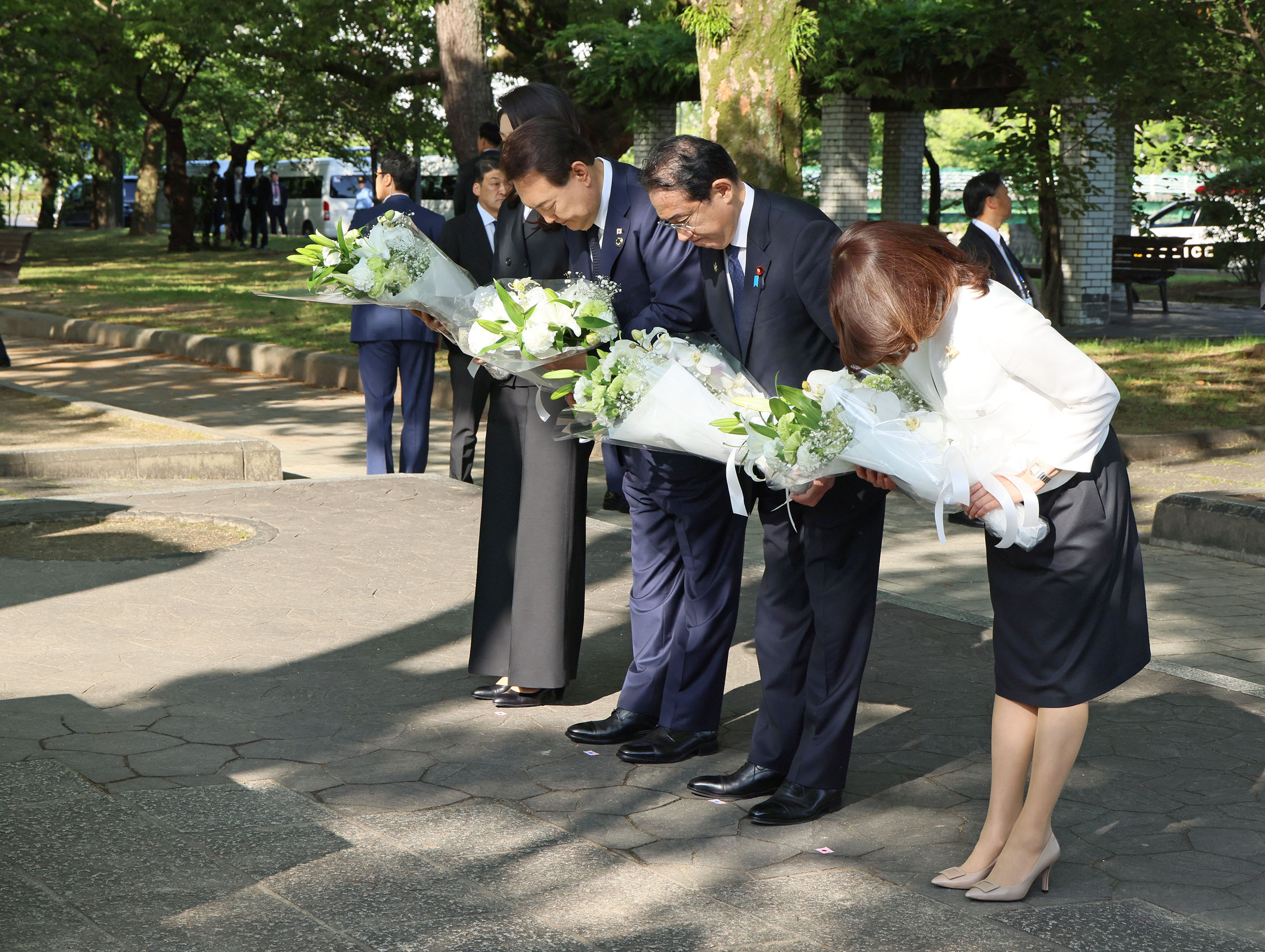 韓国人原爆犠牲者慰霊碑に献花する岸田総理３