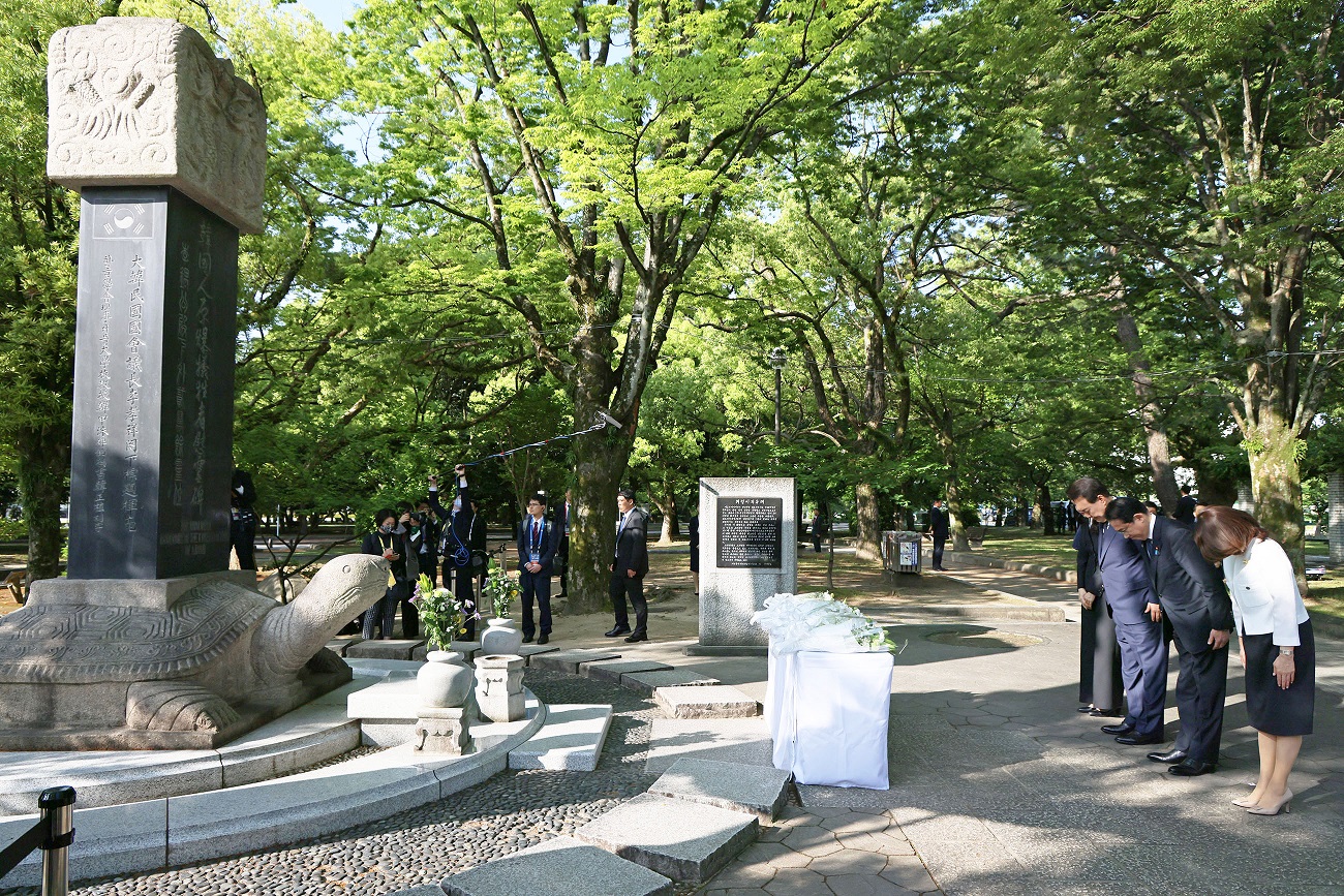 韓国人原爆犠牲者慰霊碑に献花する岸田総理４