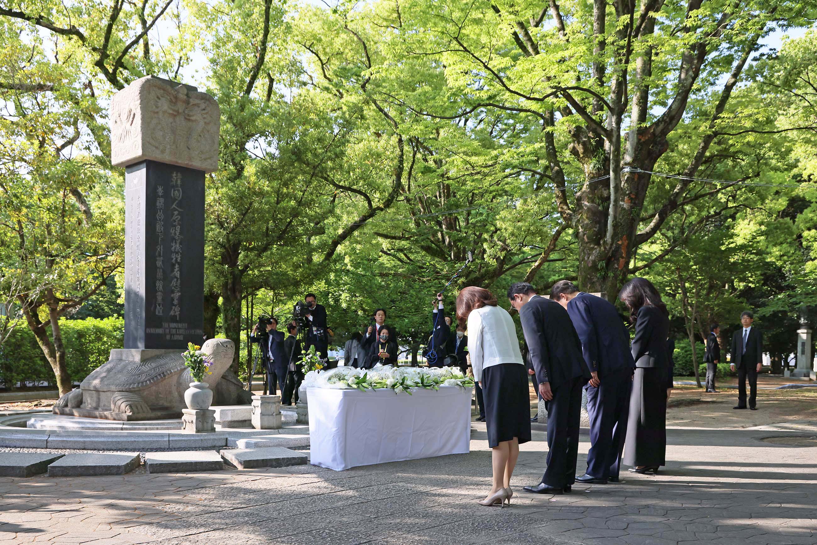 韓国人原爆犠牲者慰霊碑に献花する岸田総理５
