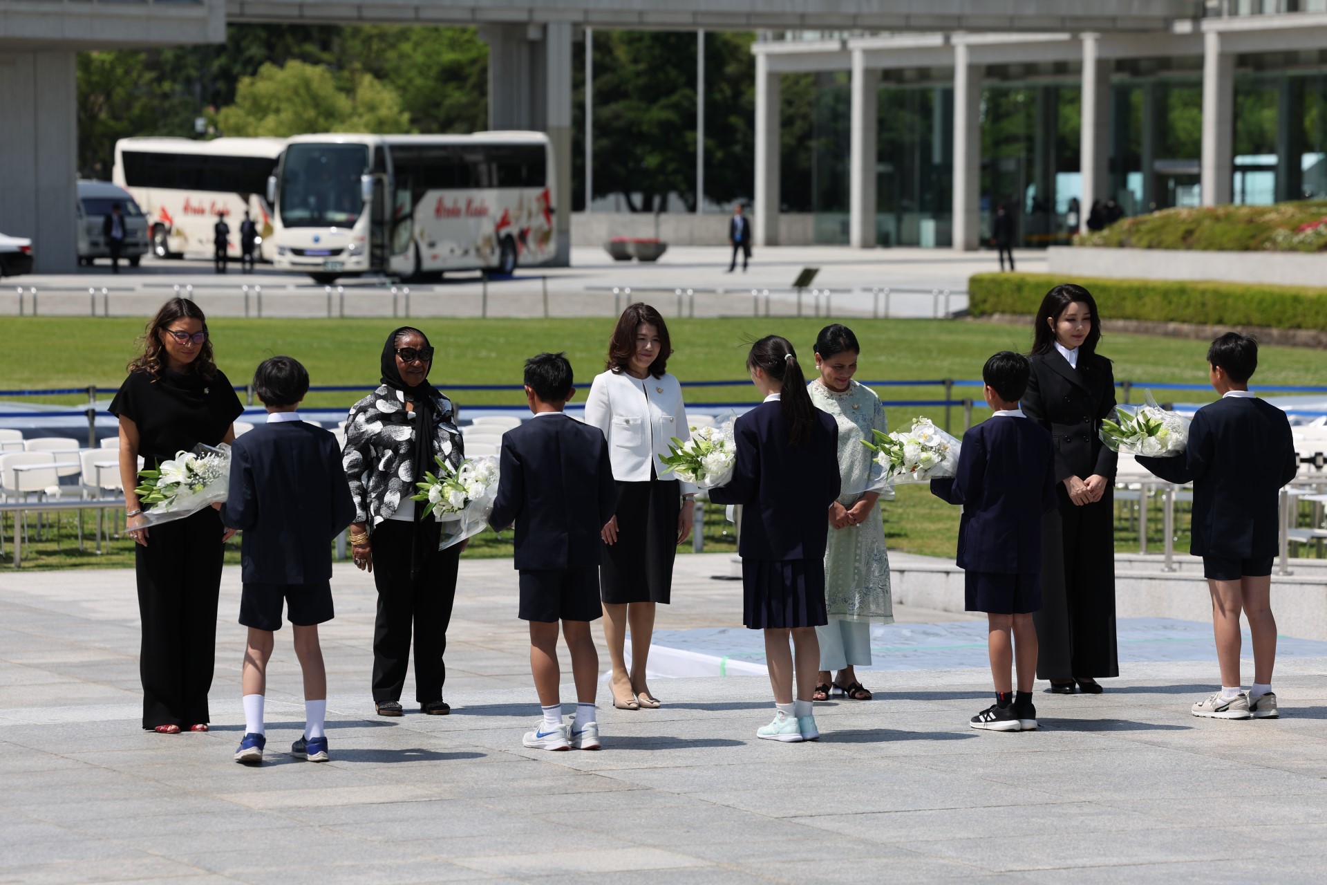 平和記念公園行事に参加する岸田裕子総理大臣夫人１（Ｇ７ホストフォト）