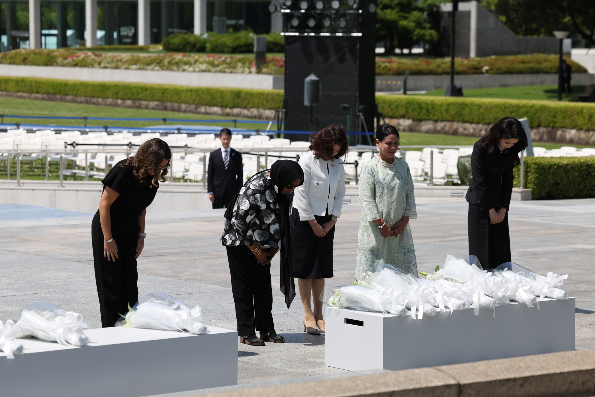 平和記念公園行事に参加する岸田裕子総理大臣夫人３（Ｇ７ホストフォト）