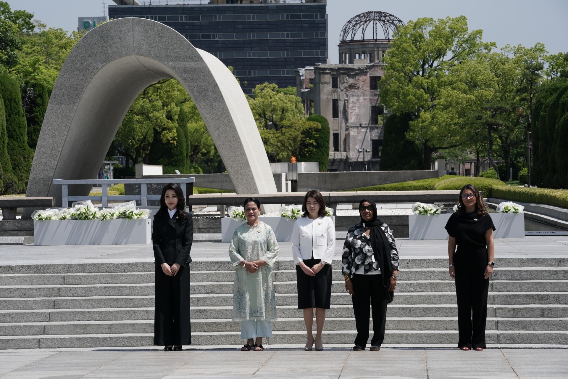 平和記念公園行事に参加する岸田裕子総理大臣夫人（Ｇ７ホストフォト）
