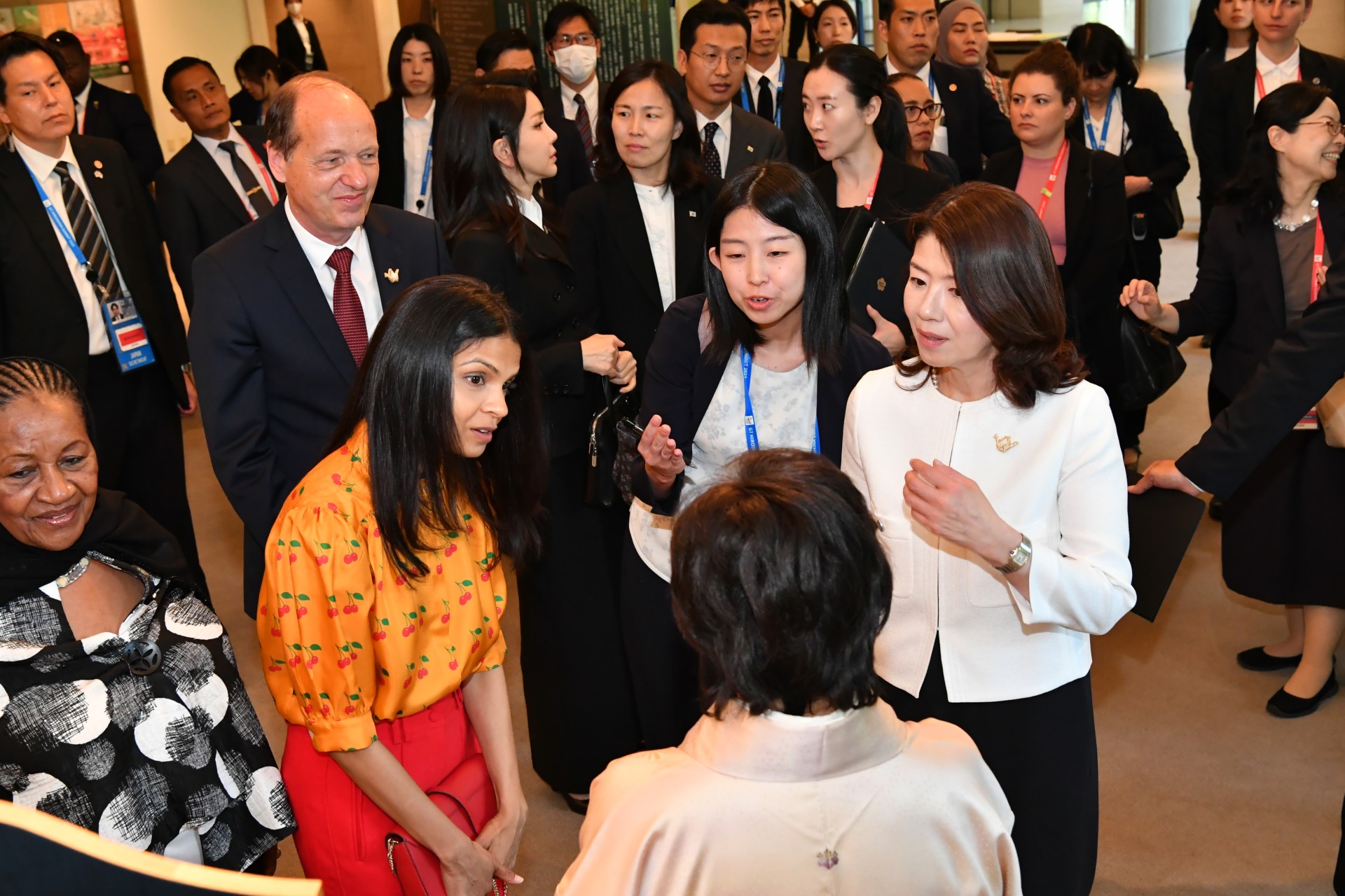広島県立美術館を訪問する岸田裕子総理大臣夫人３（Ｇ７ホストフォト）