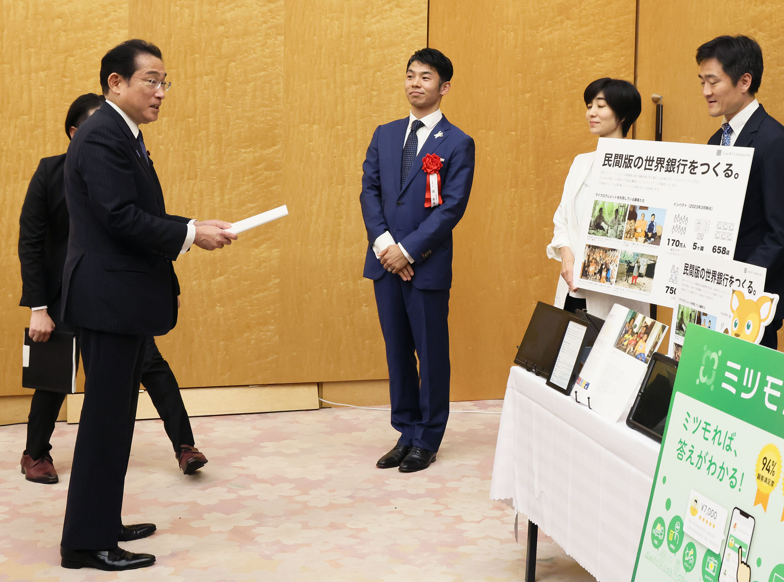 受賞者の展示ブースを観覧する岸田総理１