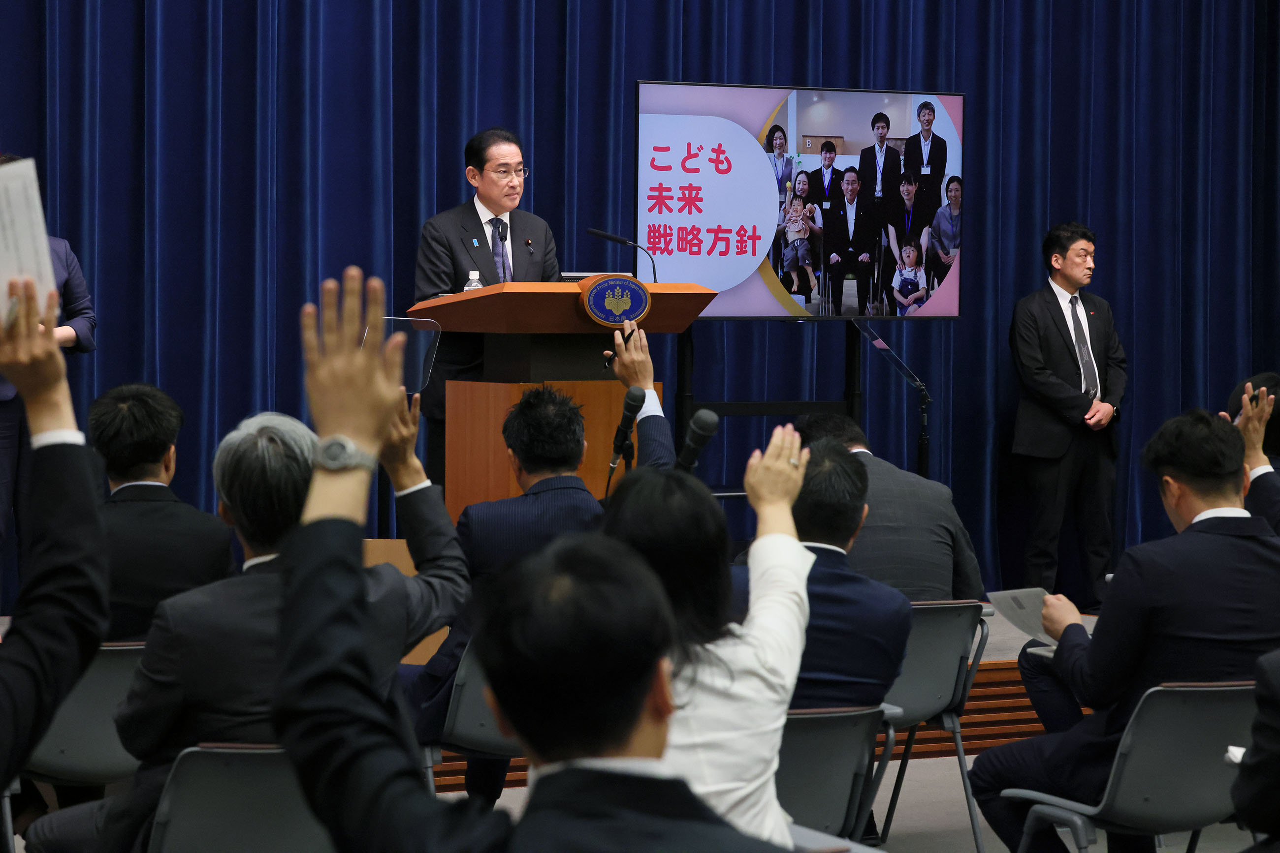 記者の質問に答える岸田総理１