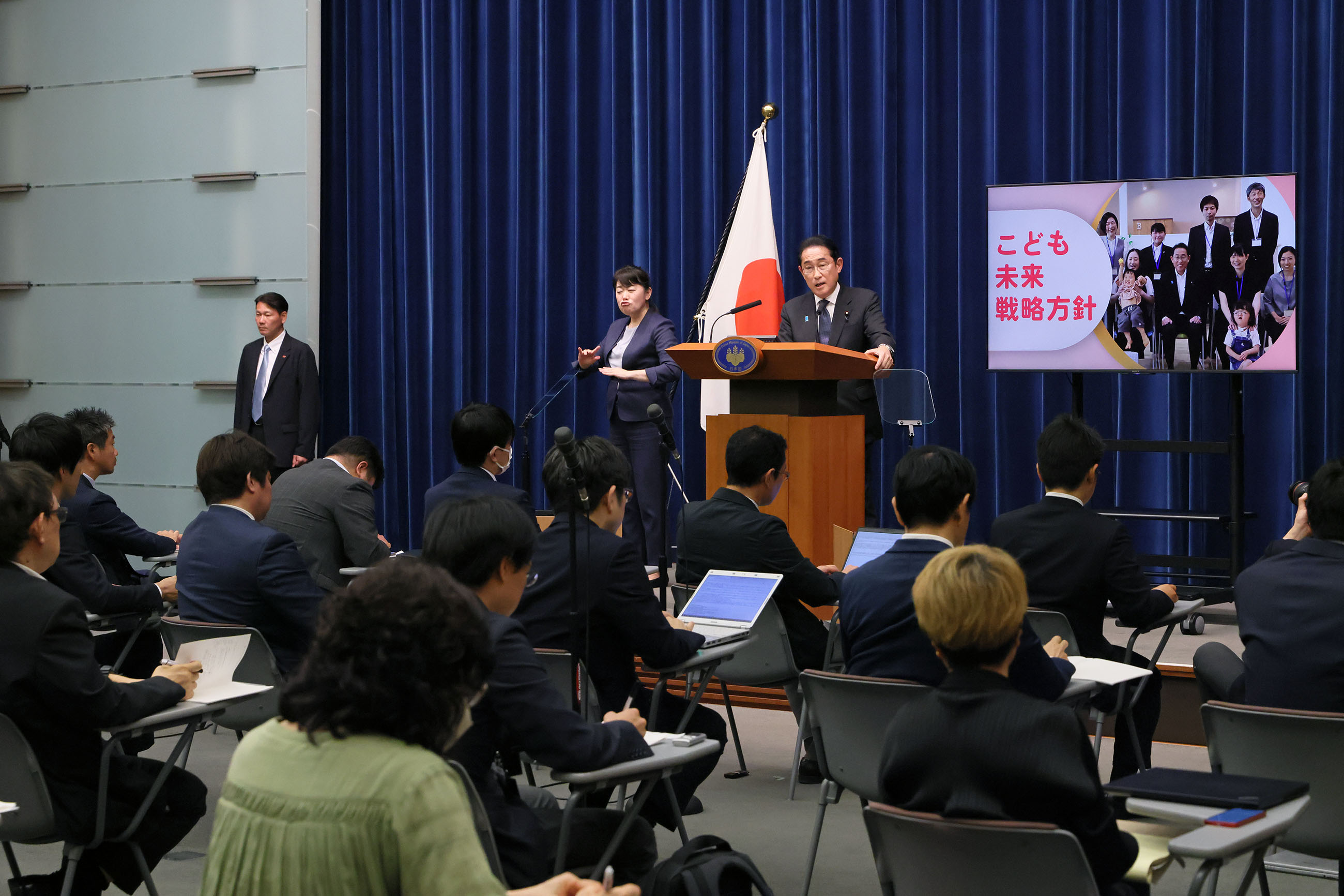 記者の質問に答える岸田総理２