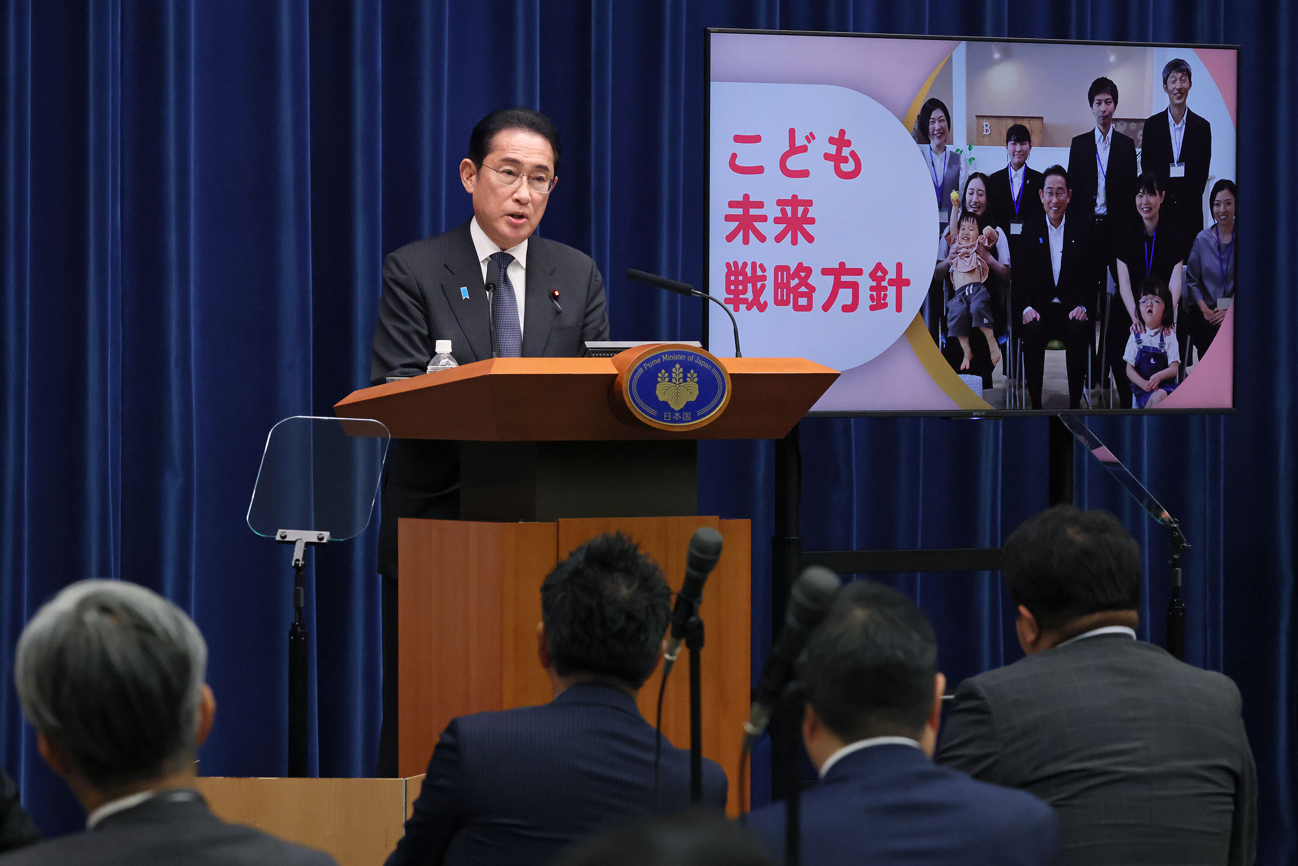 記者の質問に答える岸田総理３