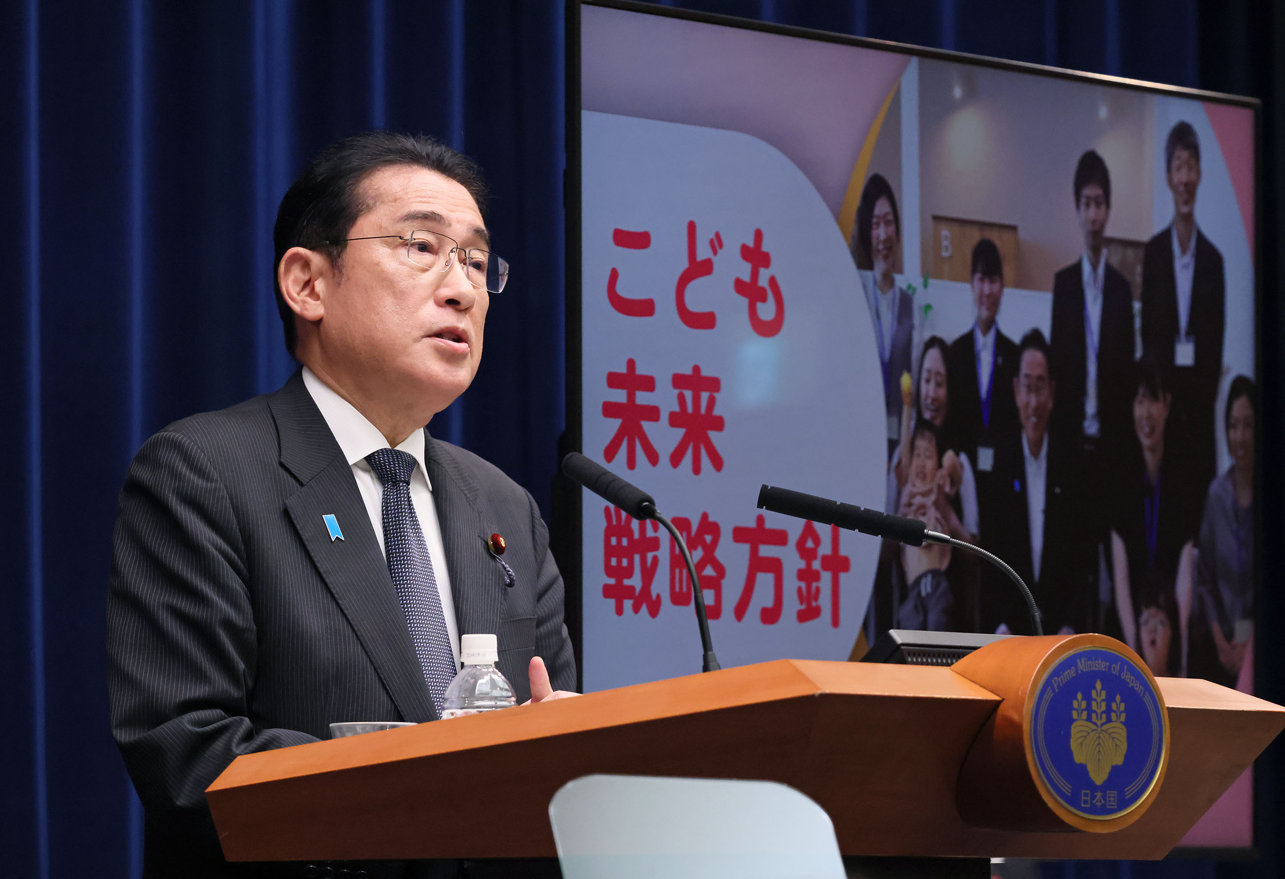 記者の質問に答える岸田総理４