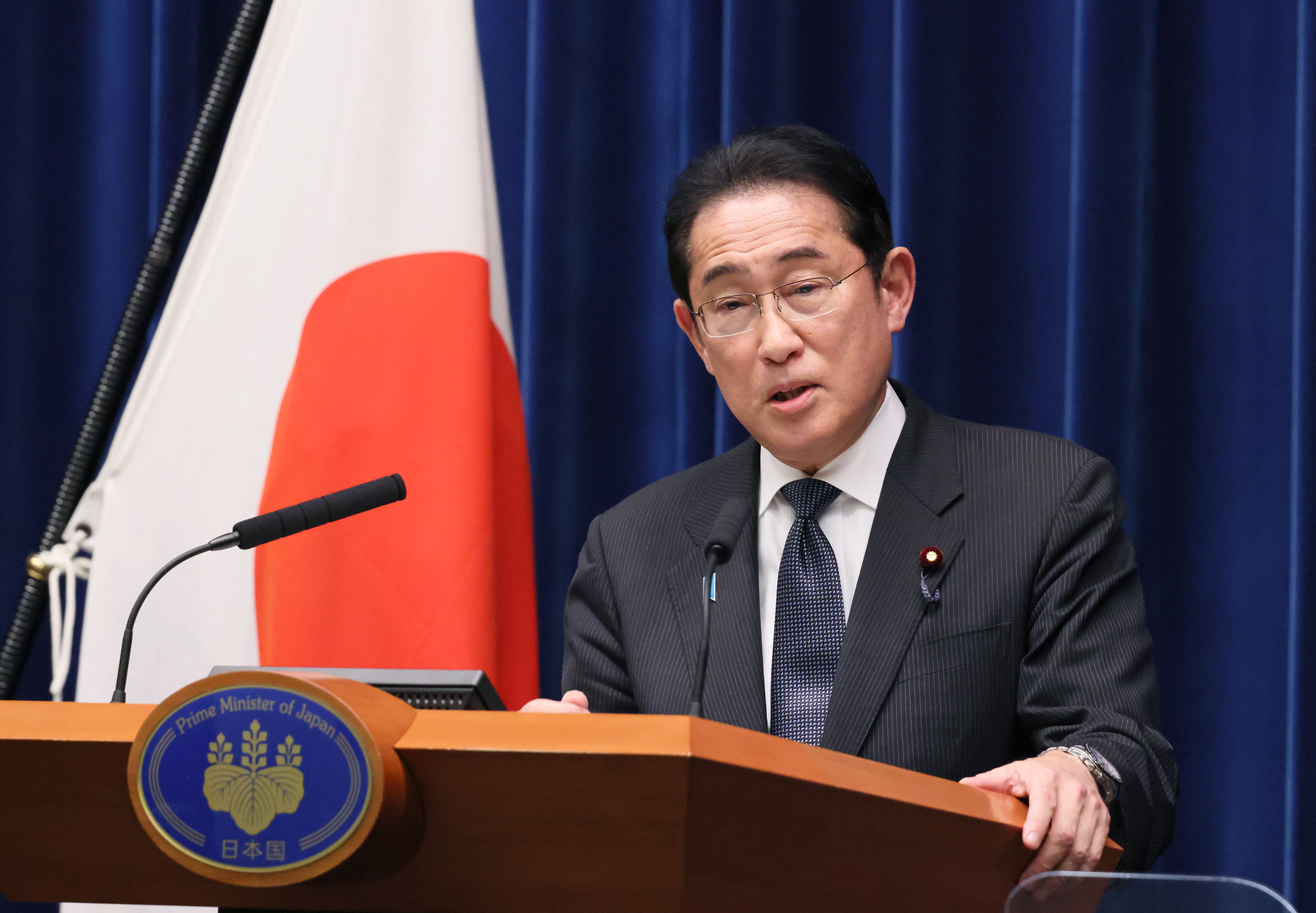 記者の質問に答える岸田総理６