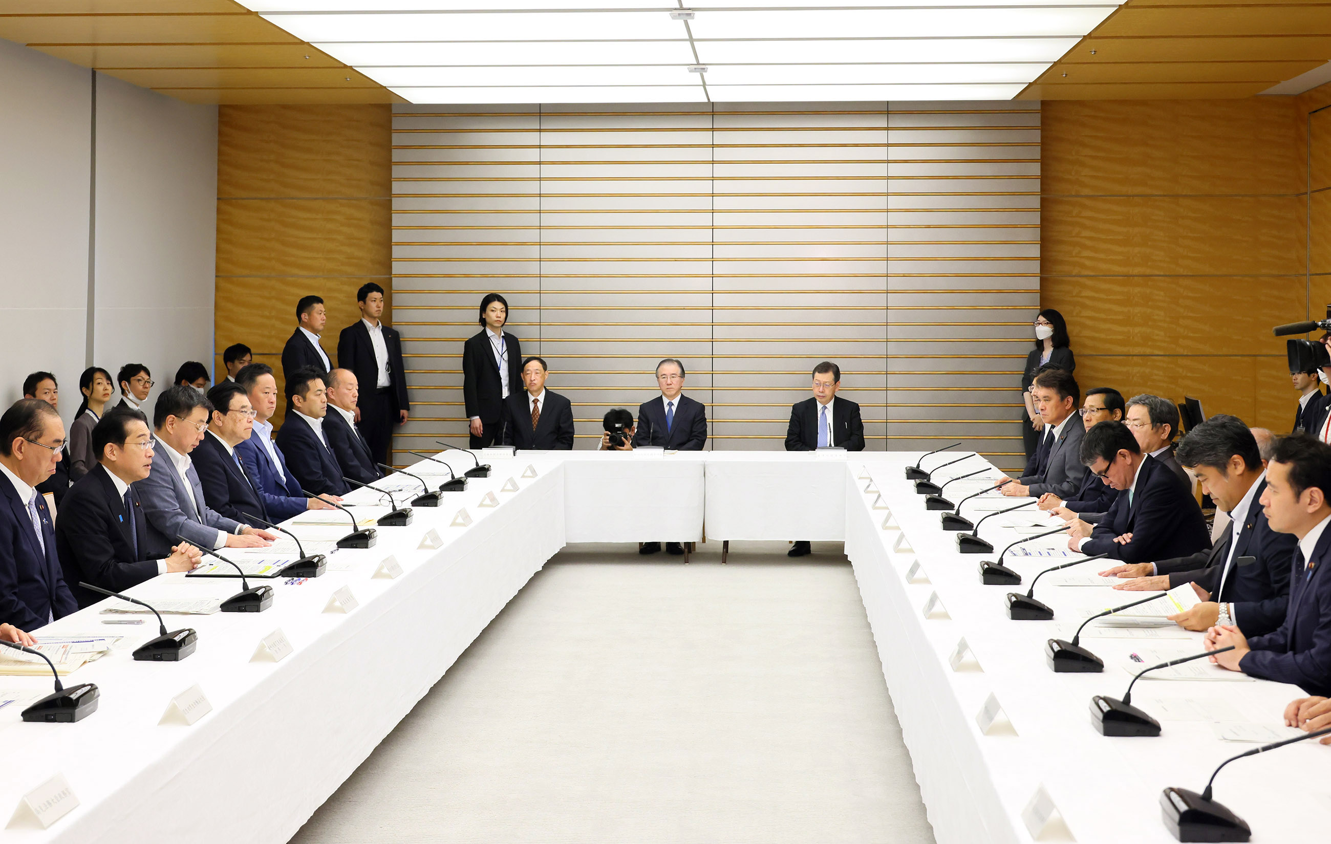 会議のまとめを行う岸田総理３
