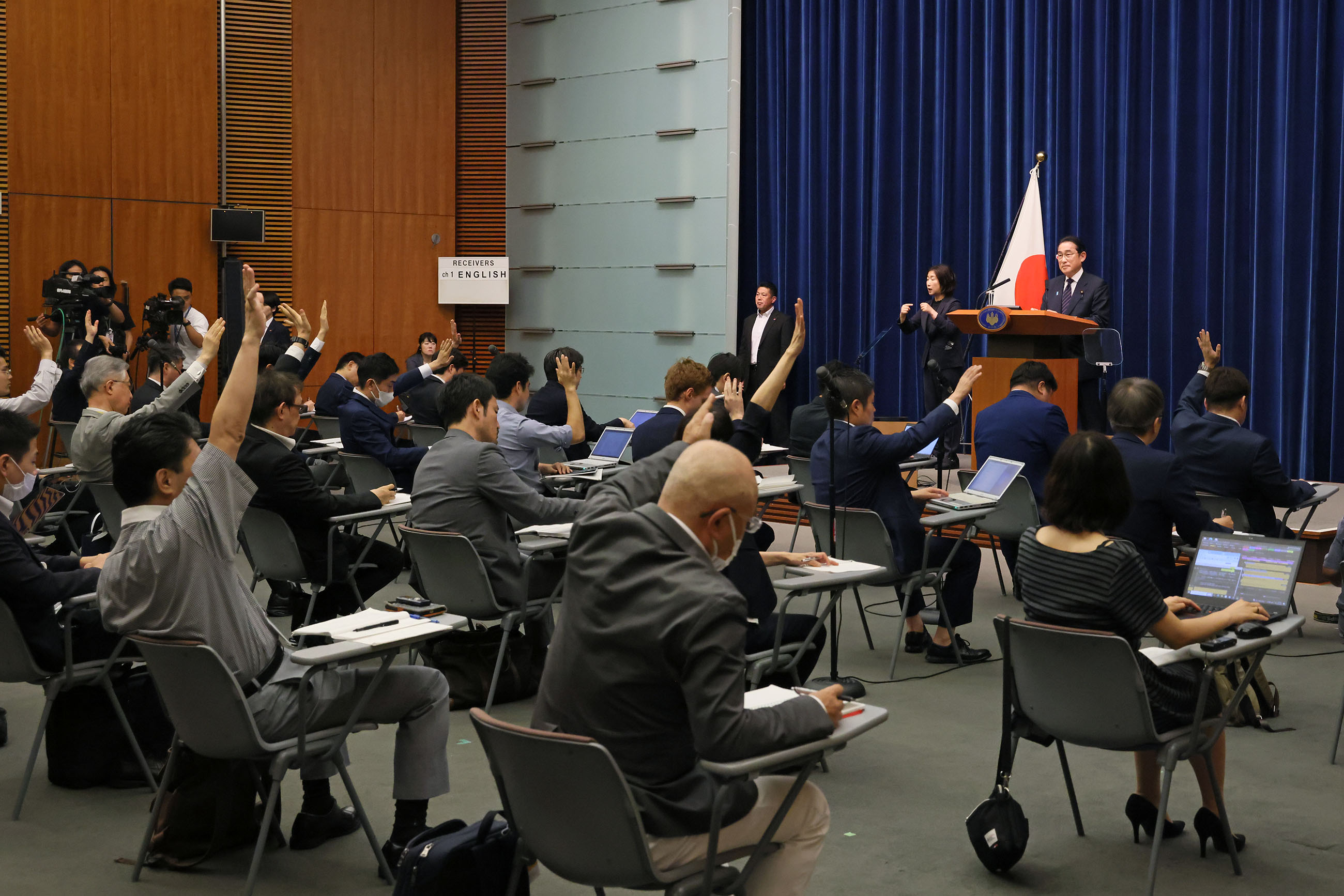 記者の質問に答える岸田総理１