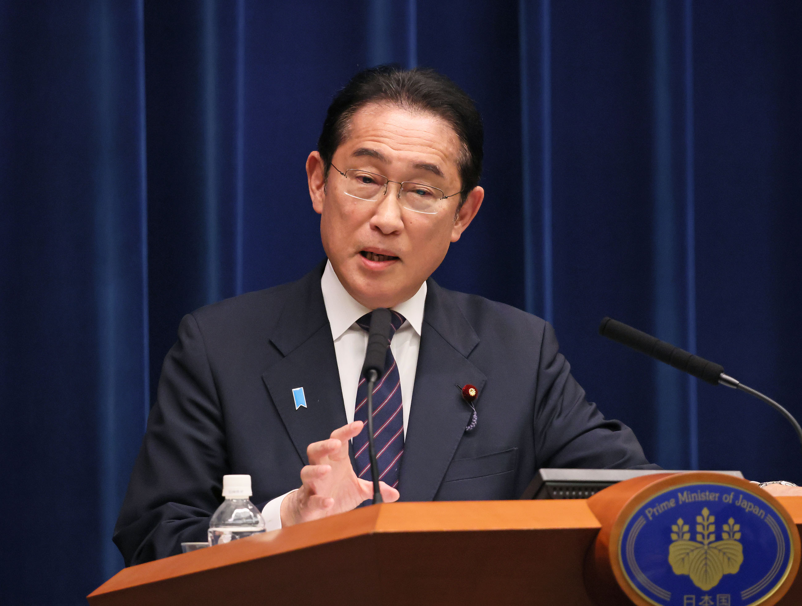 記者の質問に答える岸田総理４