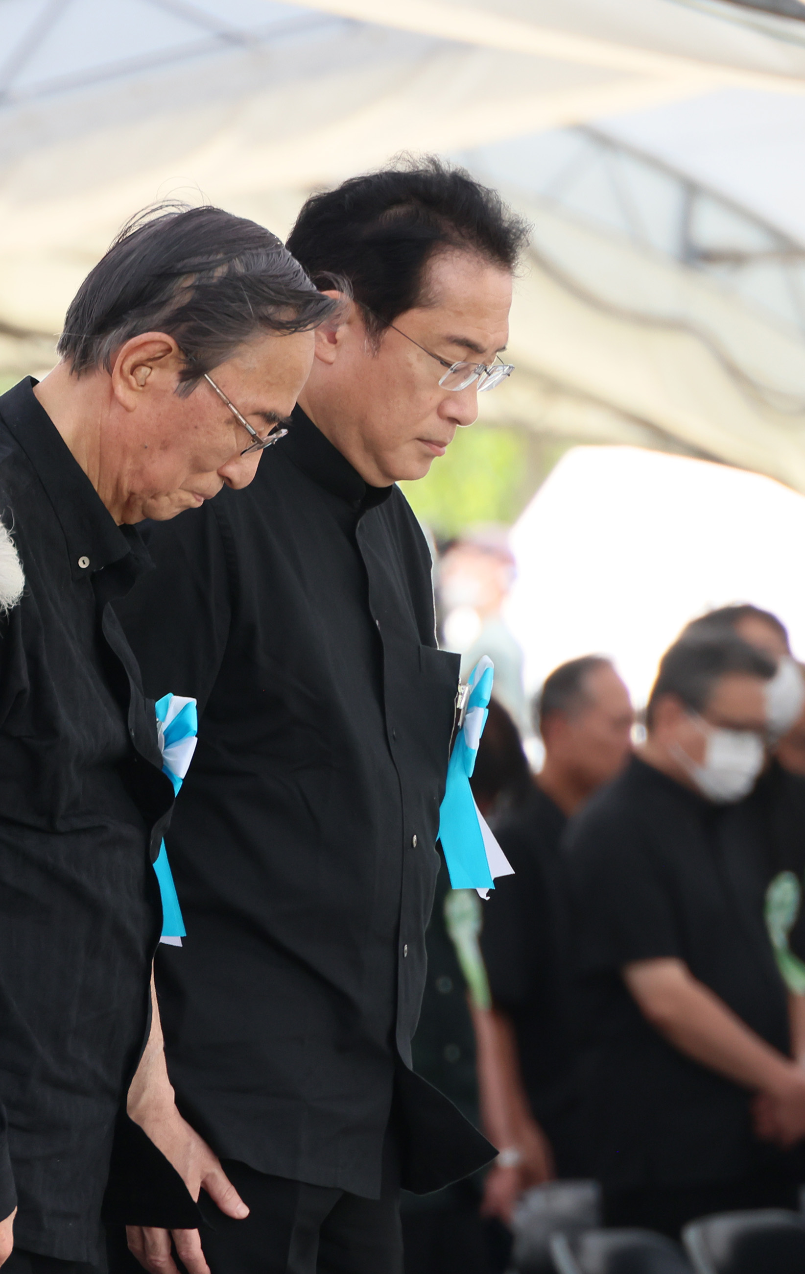 沖縄全戦没者追悼式で黙とうをささげる岸田総理１
