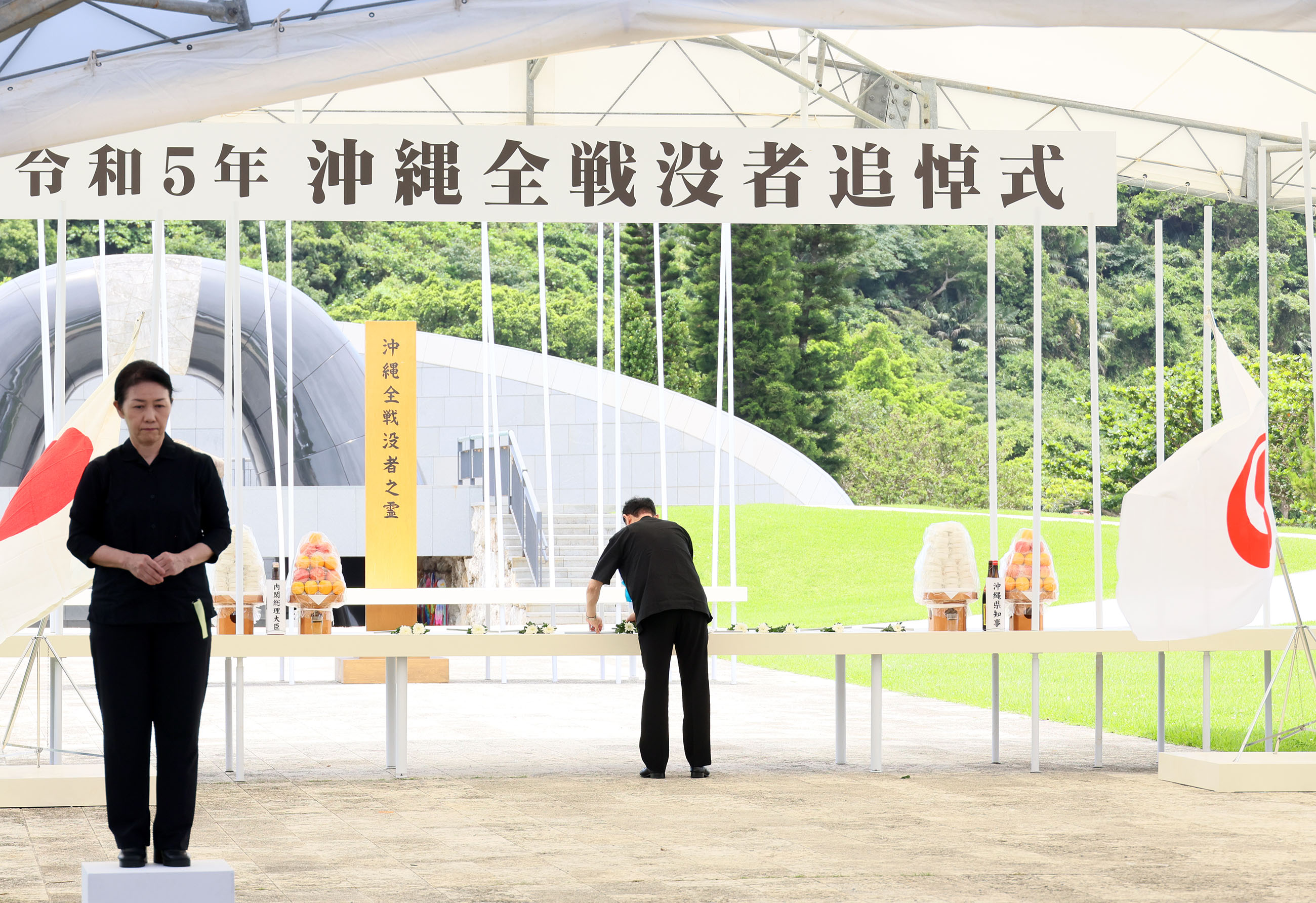 沖縄全戦没者追悼式で献花する岸田総理２