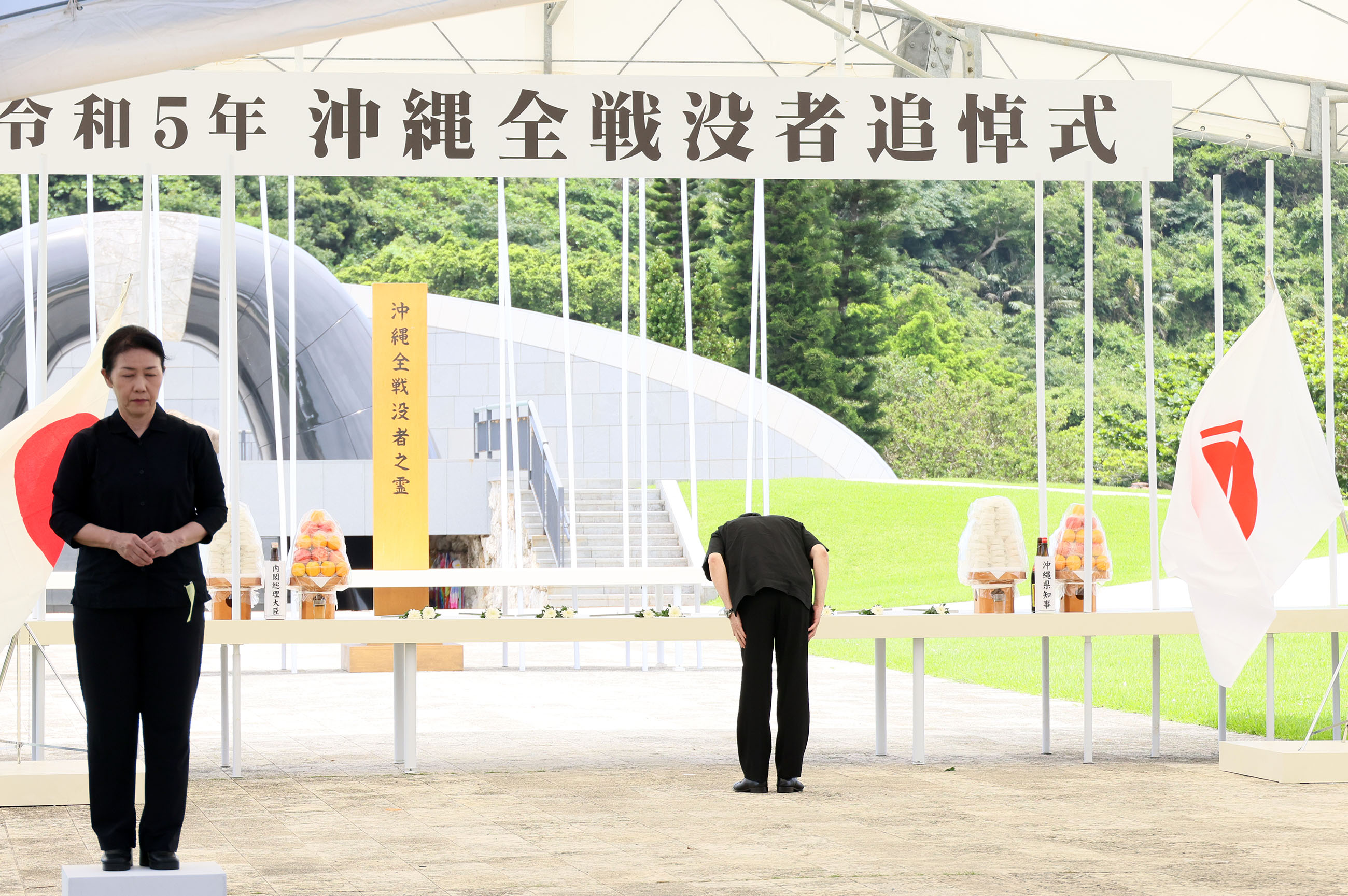 沖縄全戦没者追悼式で献花する岸田総理３