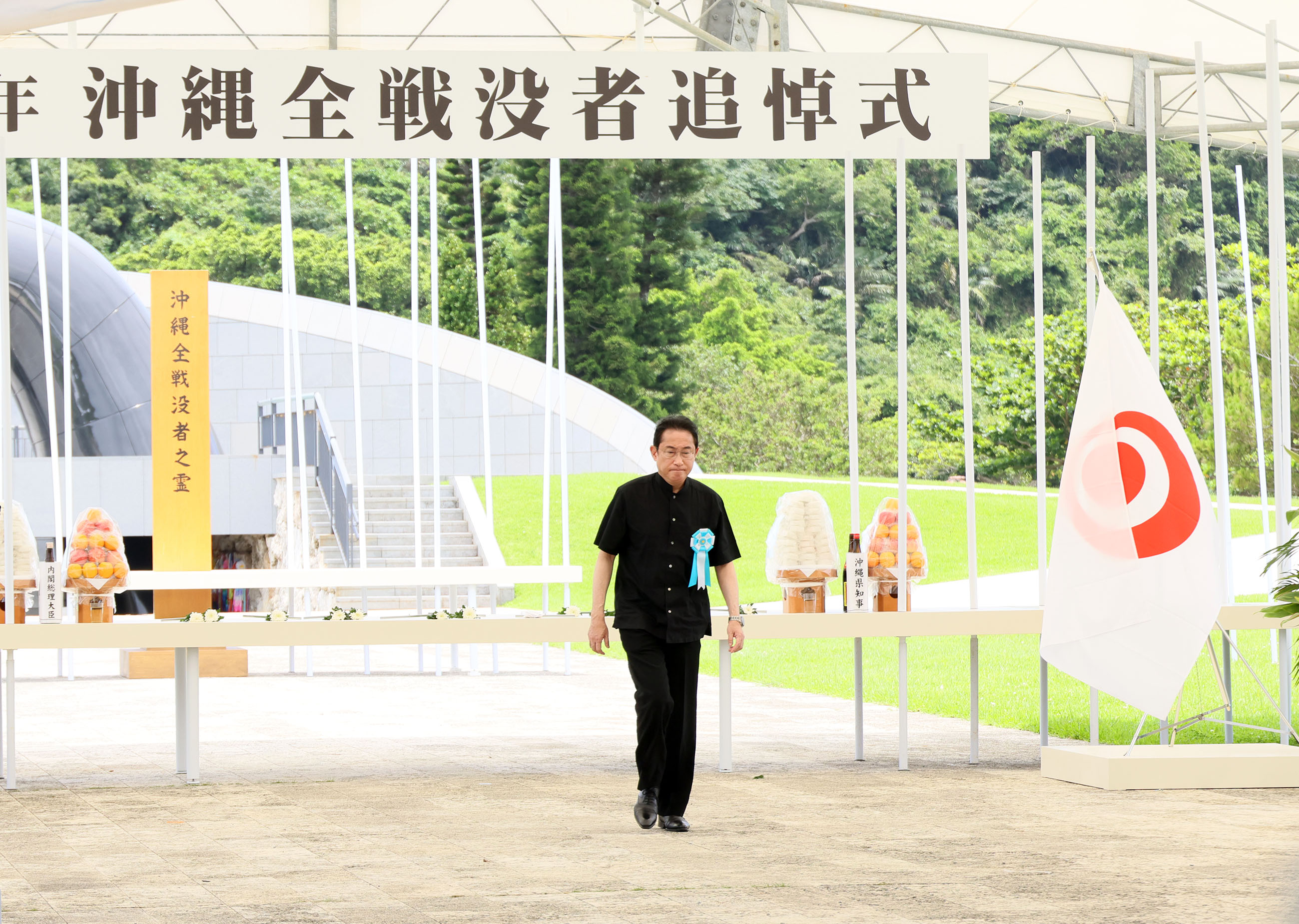 沖縄全戦没者追悼式で献花する岸田総理４