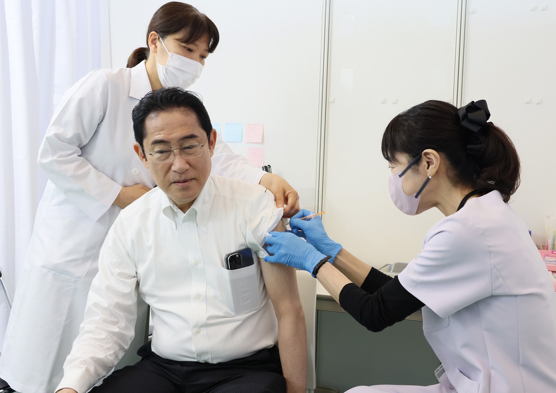 ワクチン接種を受ける岸田総理１
