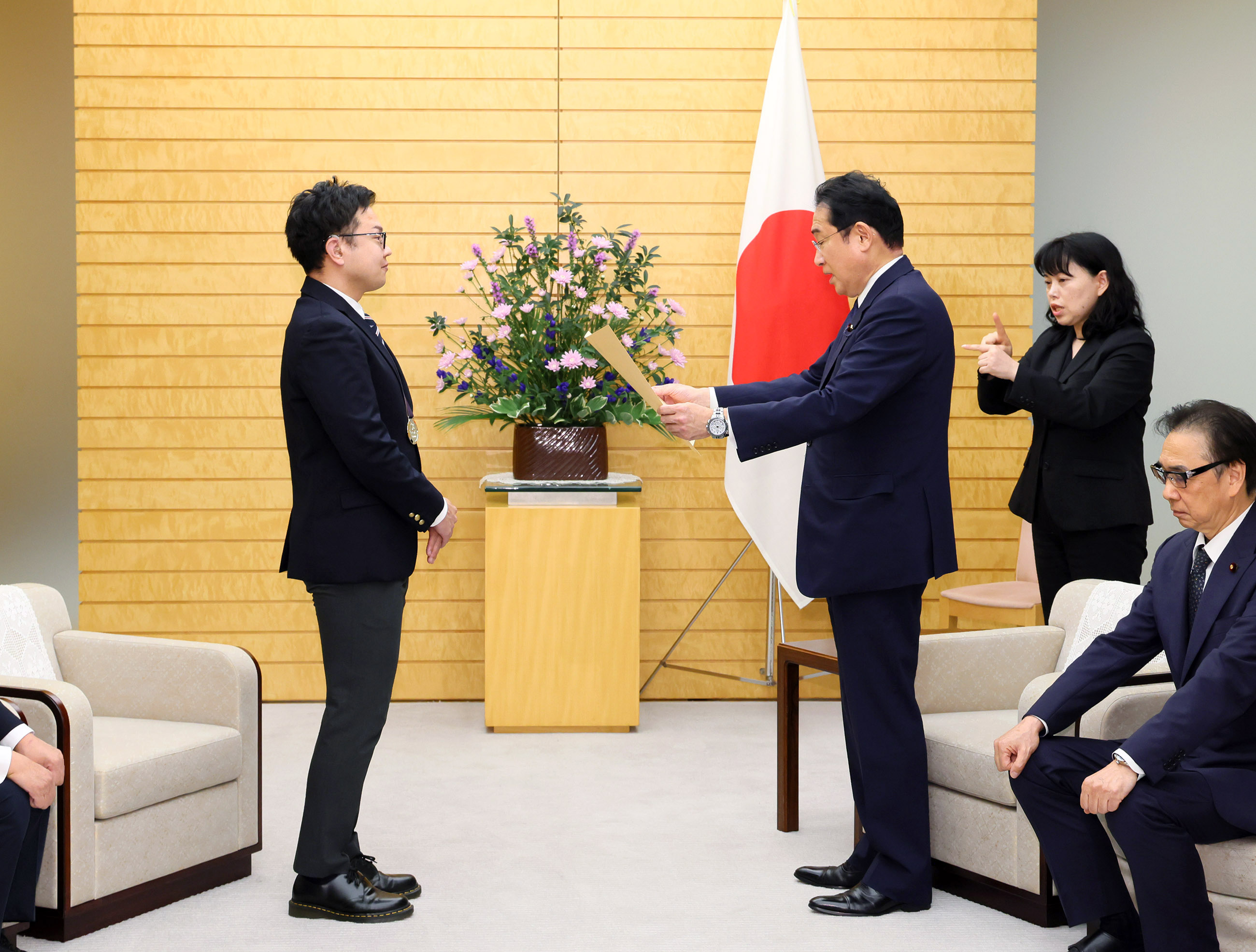 表彰する岸田総理１