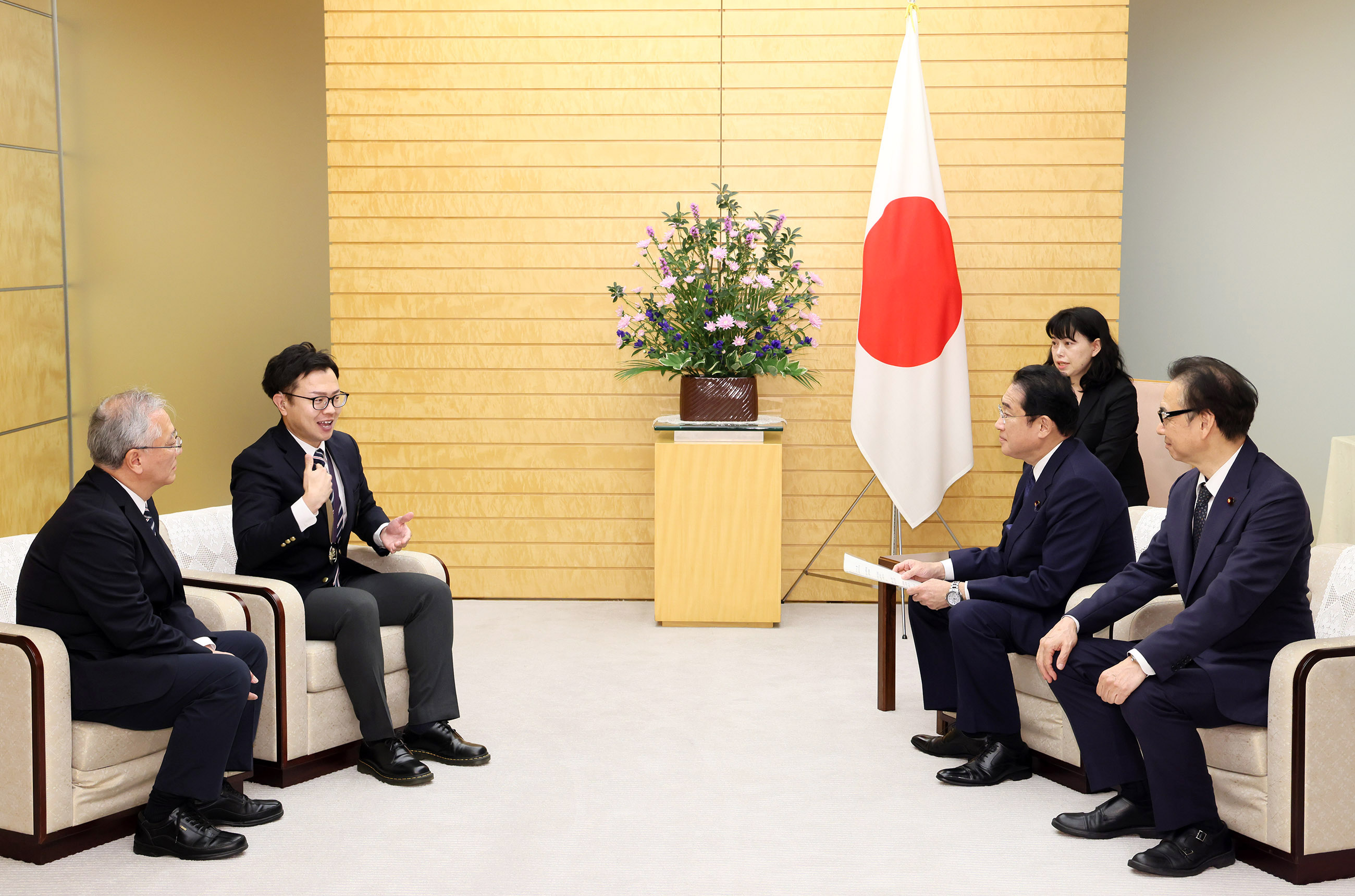 表彰する岸田総理３