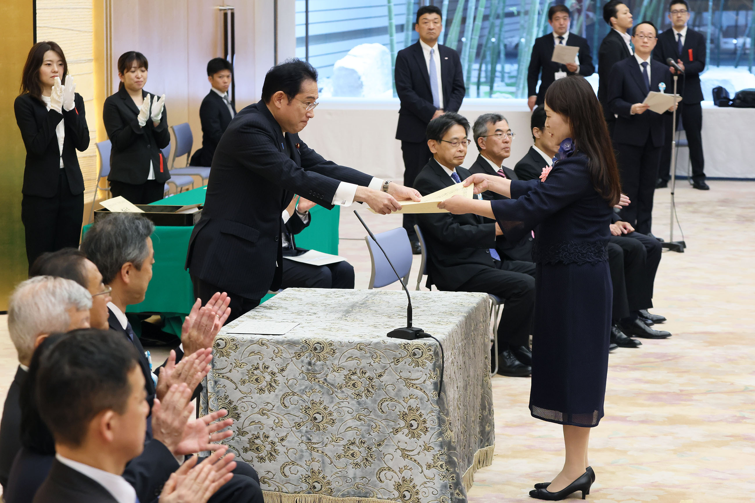 表彰状を授与する岸田総理２