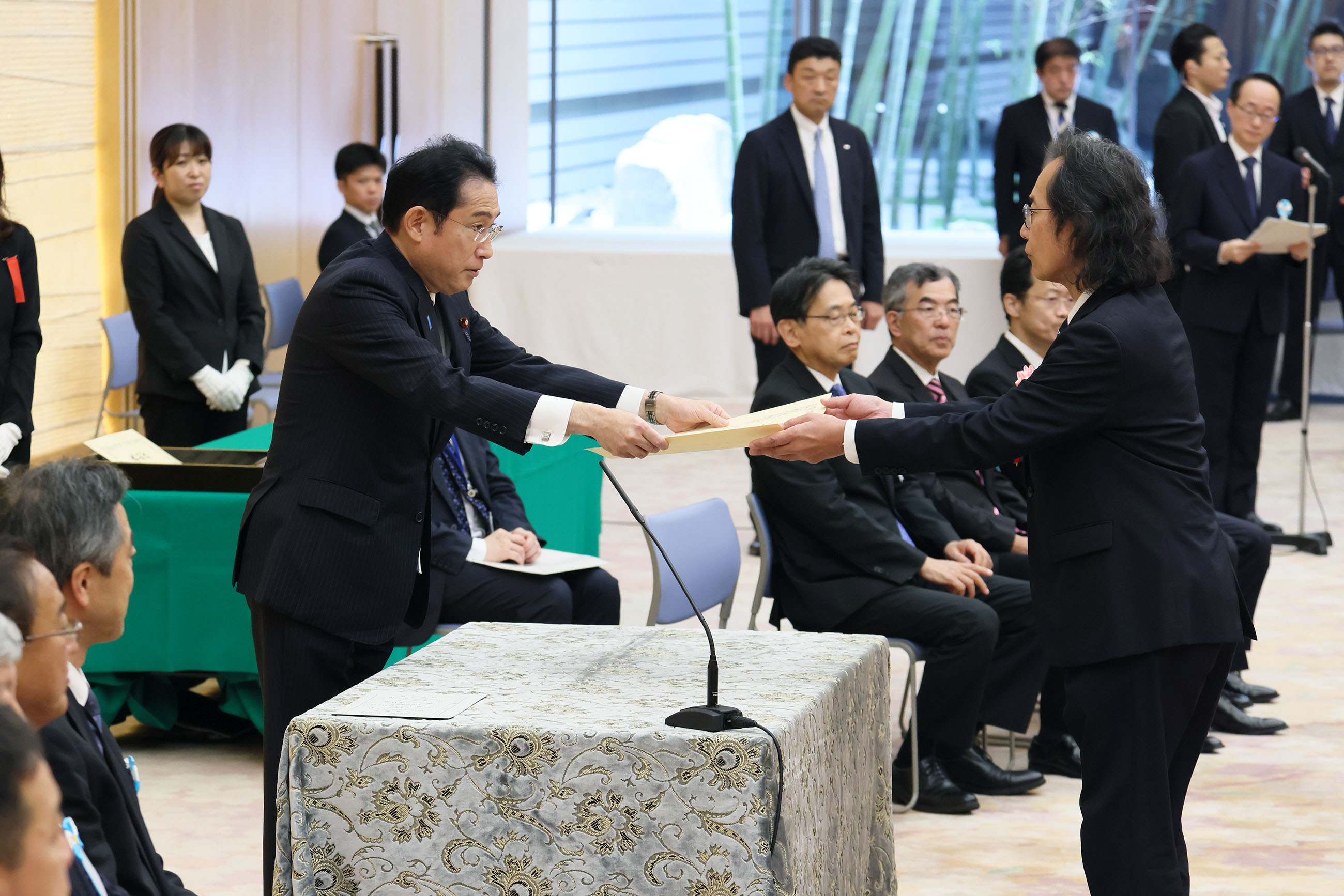 表彰状を授与する岸田総理３