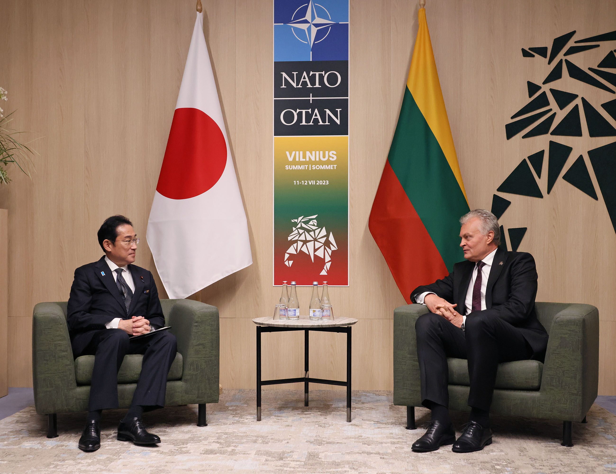 ナウターゼ・リトアニア大統領と会談する岸田総理