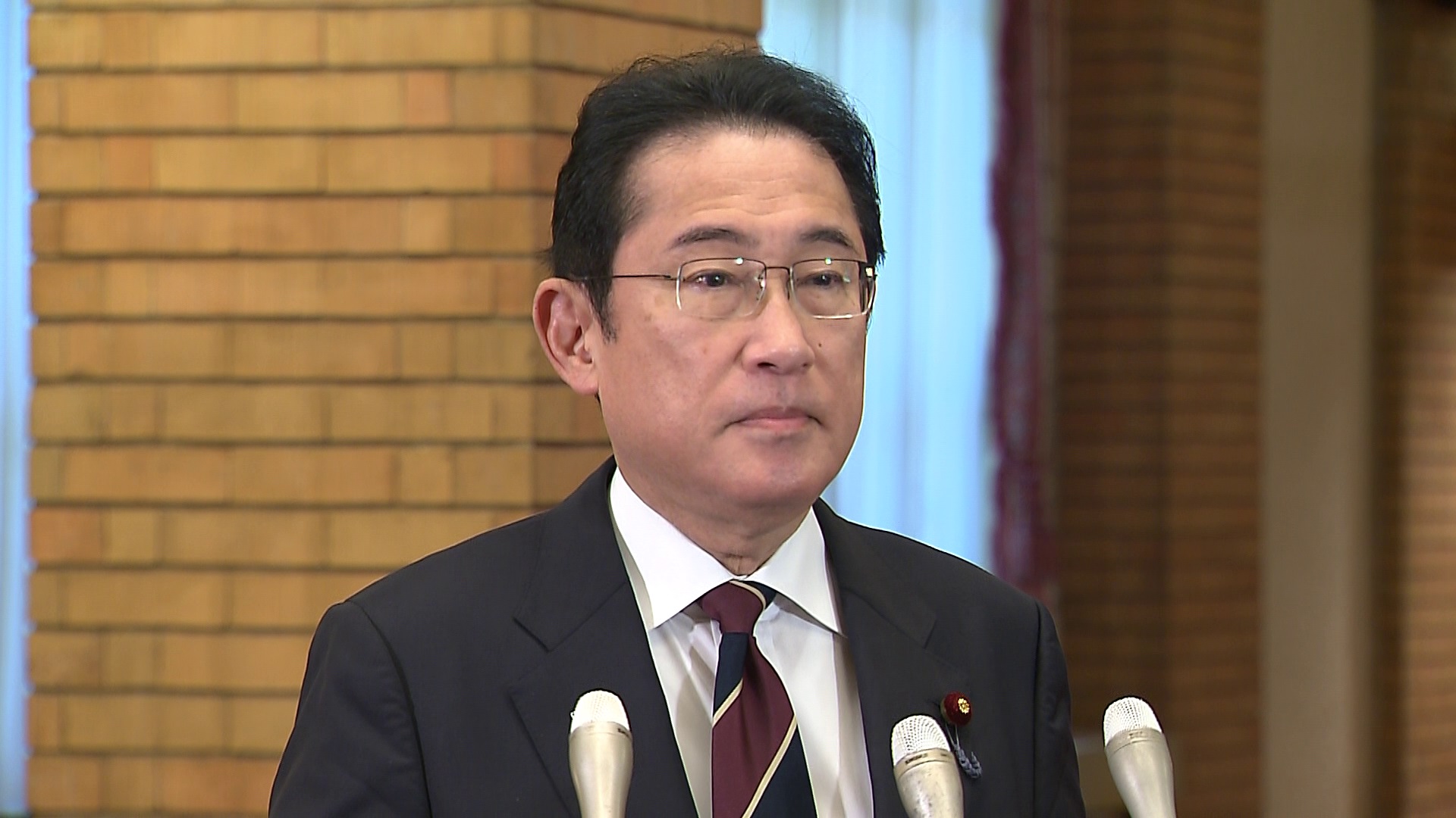 記者の質問に答える岸田総理