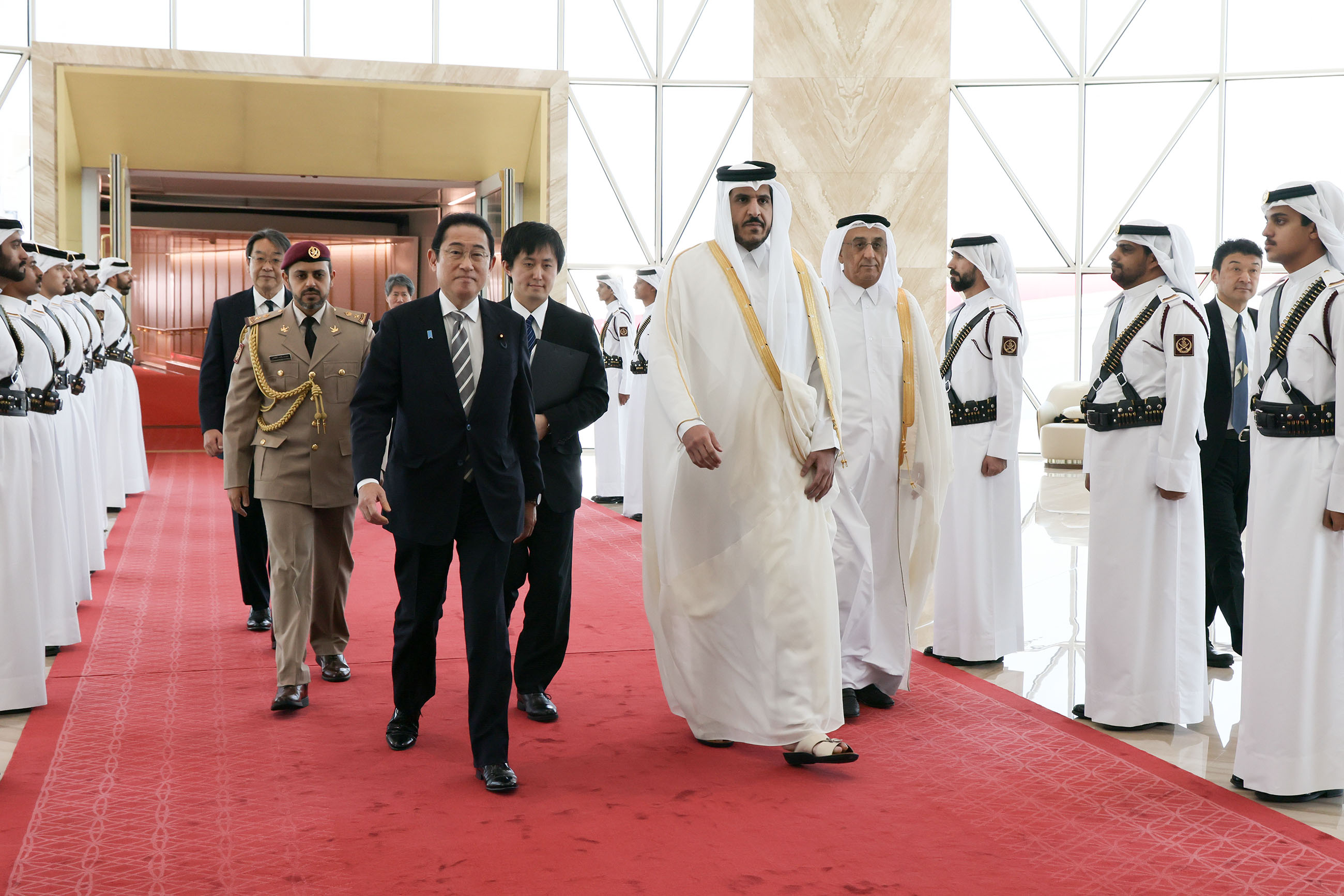 カタールに到着する岸田総理