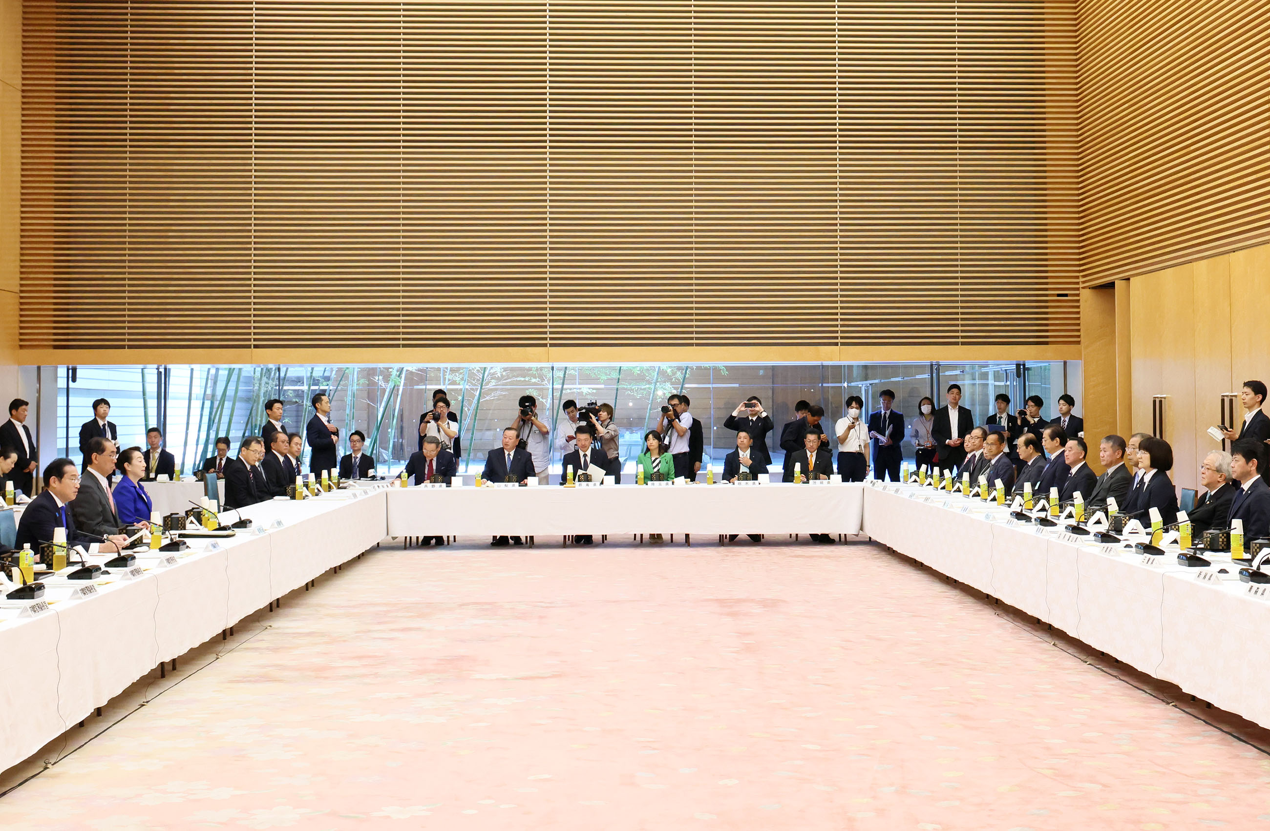 挨拶する岸田総理３