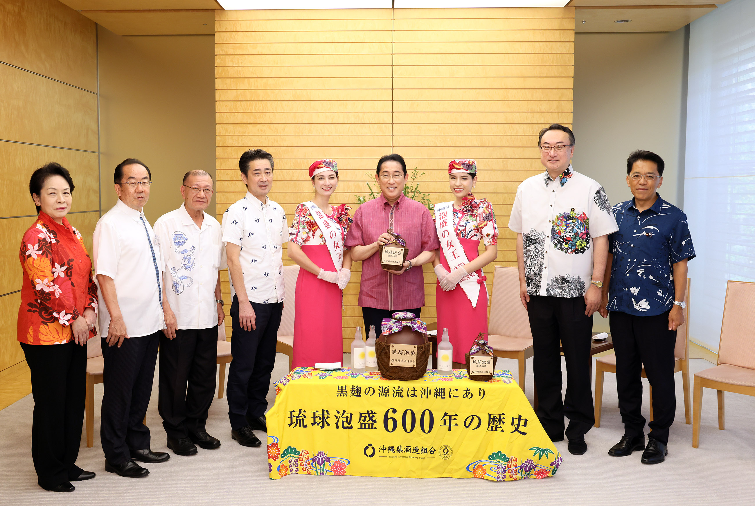 沖縄県酒造組合による琉球泡盛の贈呈