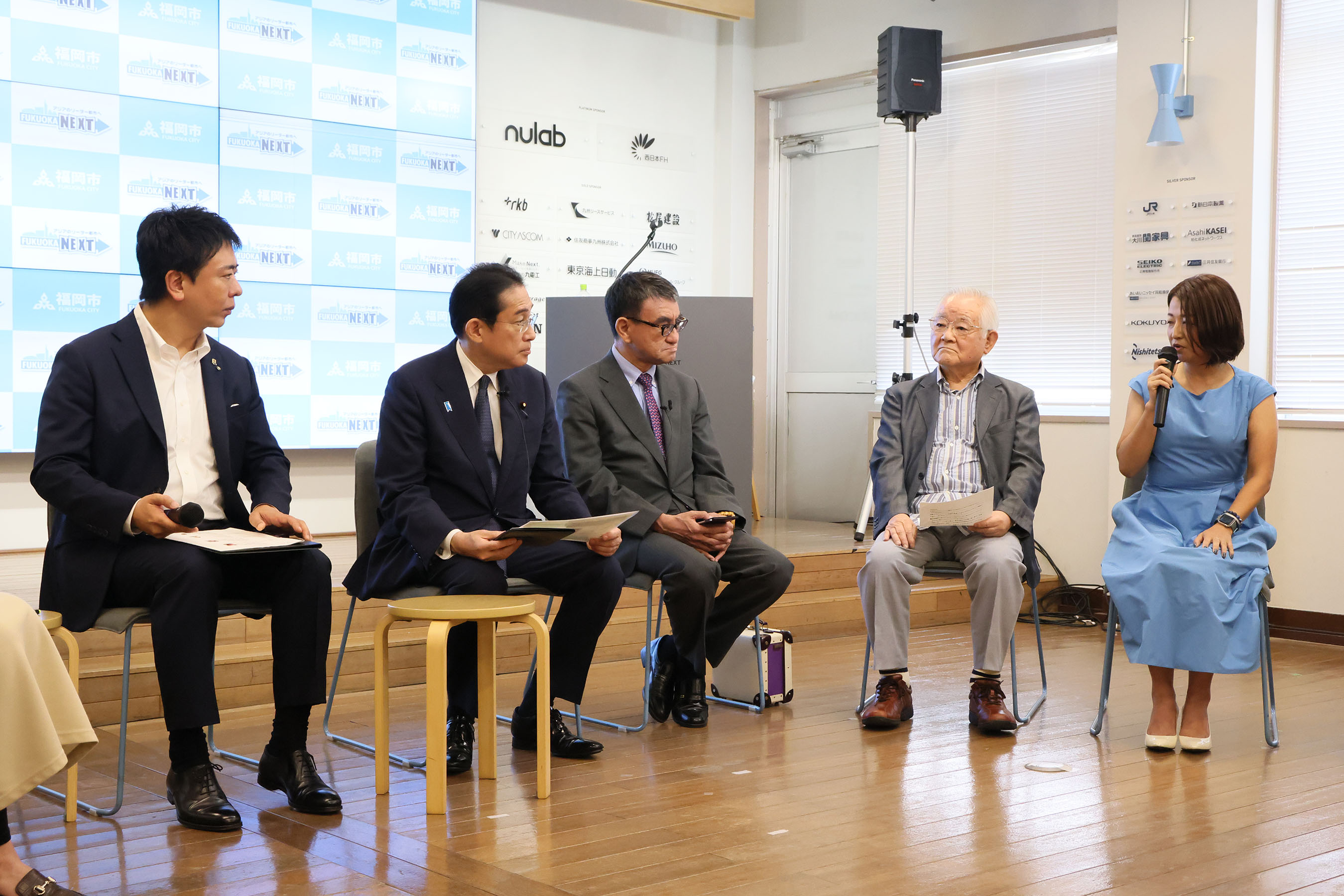 ＤＸ施策対話で参加者と対話する岸田総理３