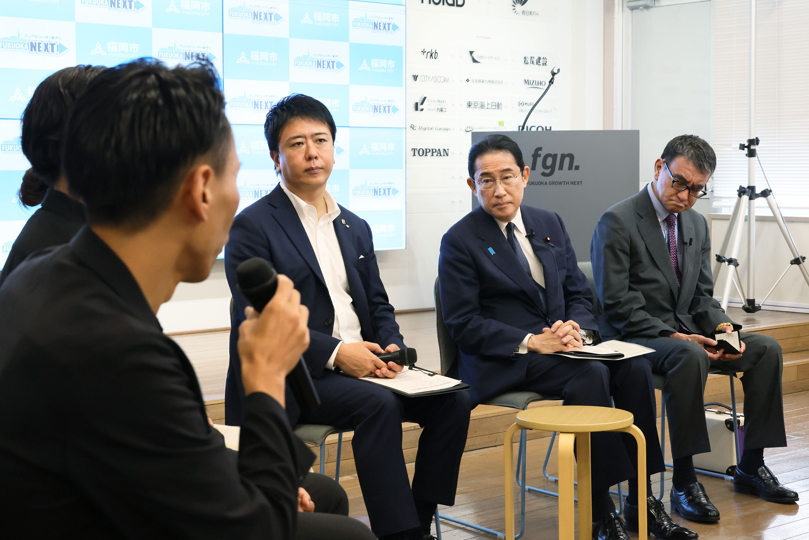 ＤＸ施策対話で参加者と対話する岸田総理５