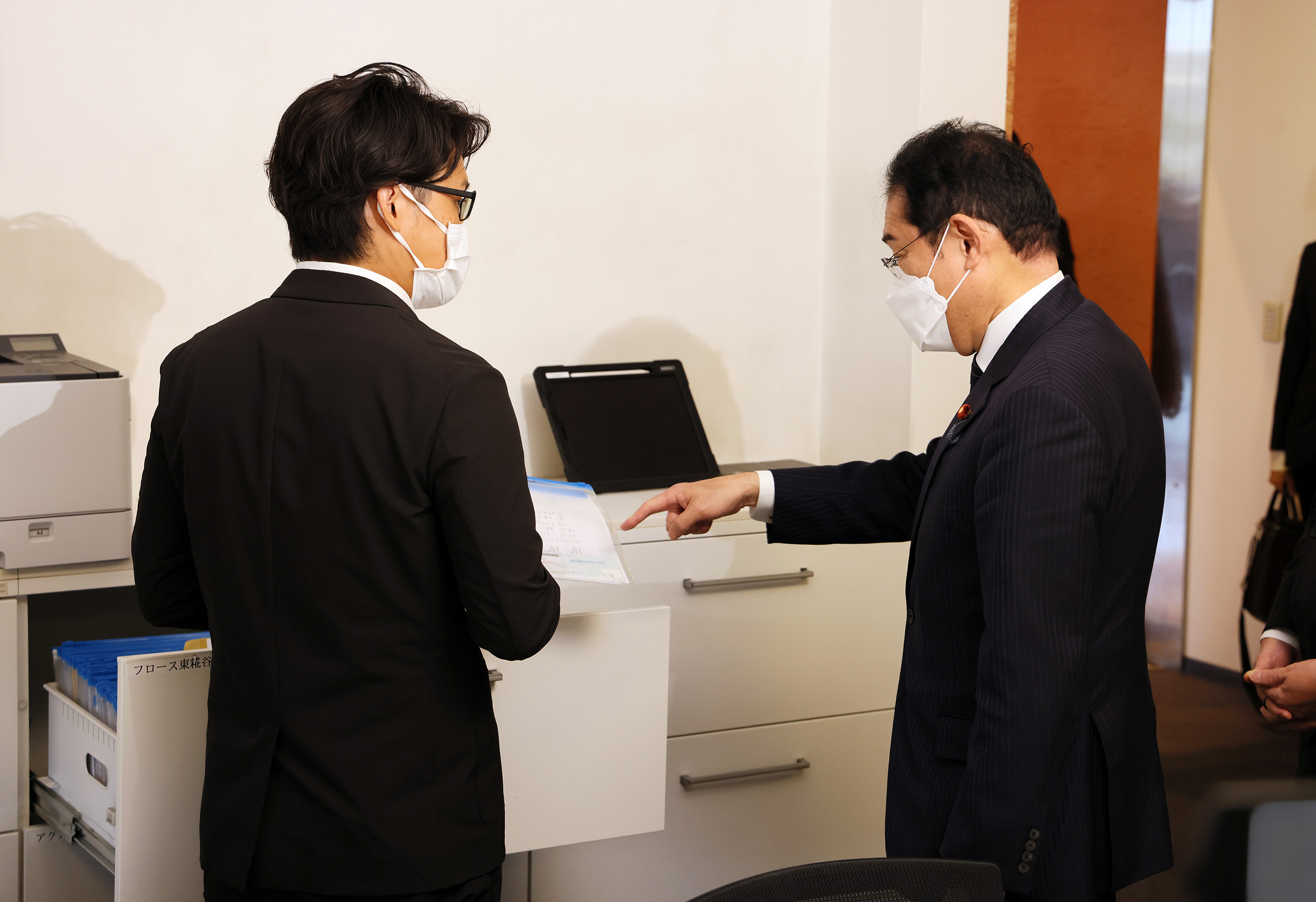 視察する岸田総理１